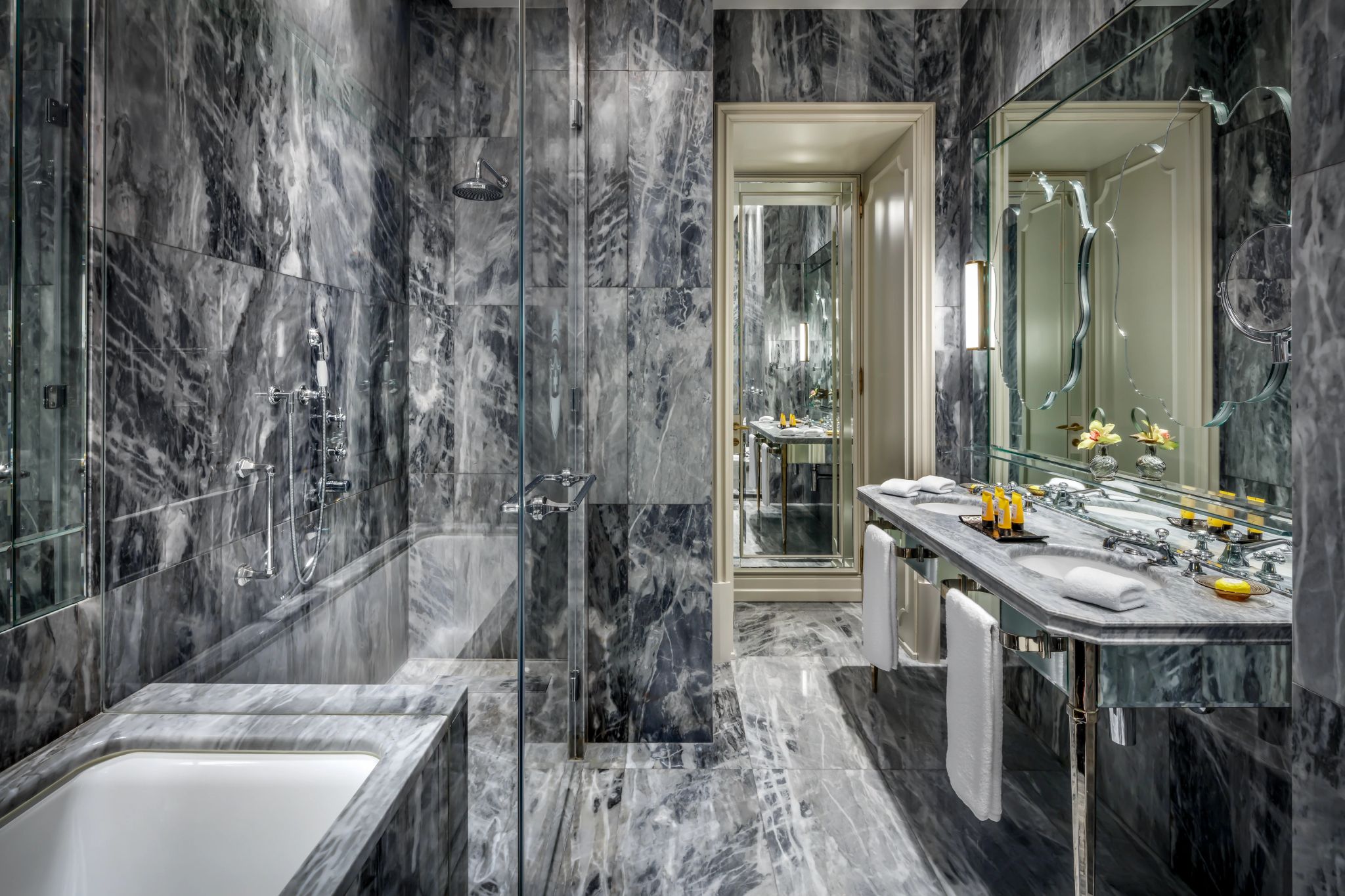 Deluxe  banheiro elegante no gritti palace - design marmore - banheira de luxo