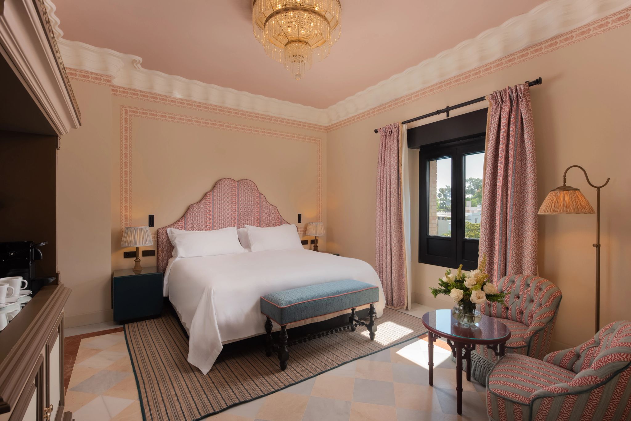 cama king com lencois brancos em quarto de hotel com decoracao classica