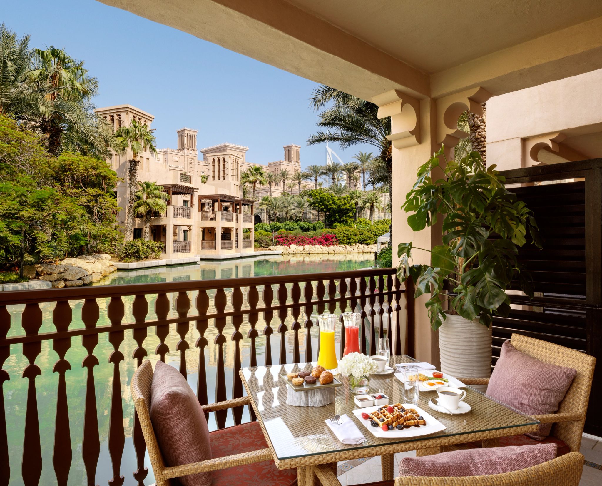 mesa de cafe da manha em varanda com vista para a lagoa no resort jumeirah - terraco
