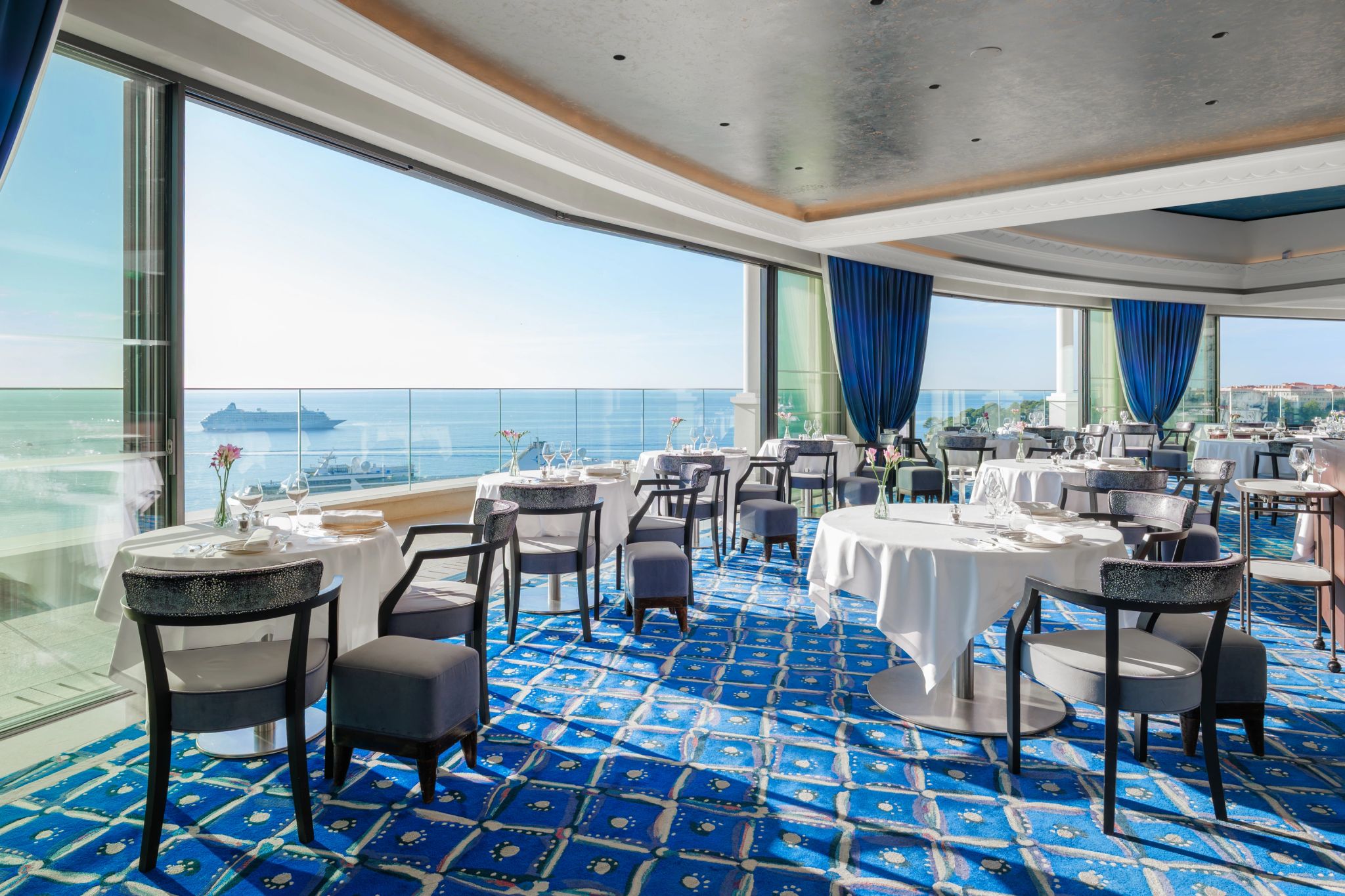 restaurante vista mar - decoracao azul luxo - janeloes do restaurante