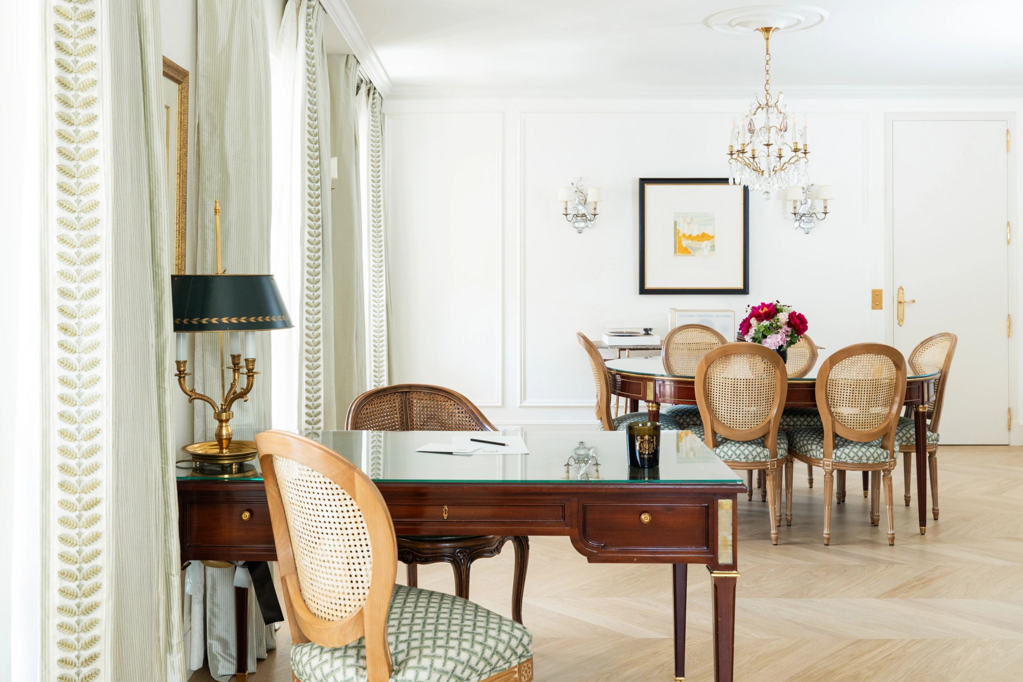 mesa de jantar - area gourmet - suite espaçosa