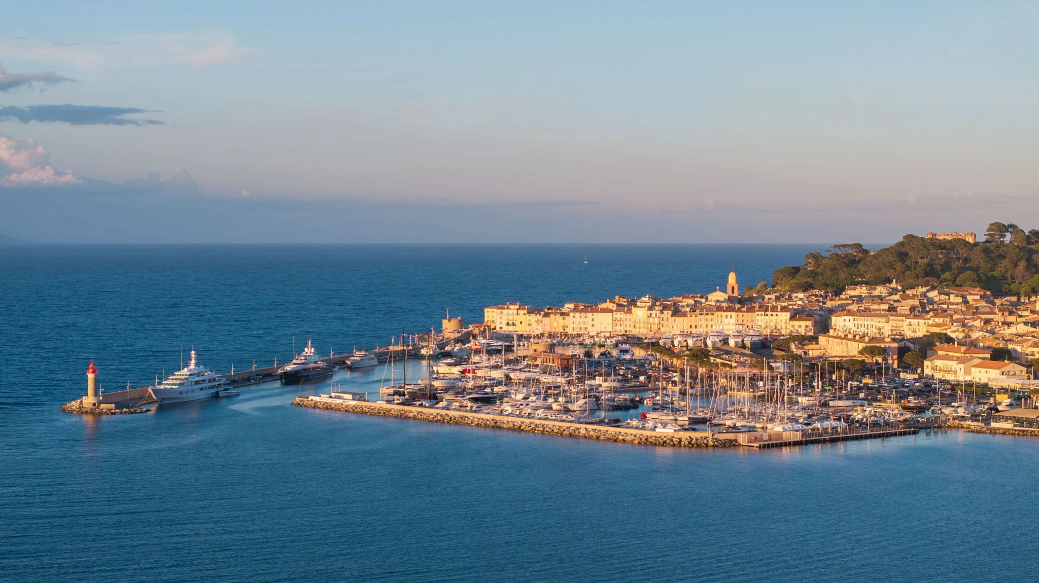 Vista aérea do Cheval Blanc St Tropez  paisagem st tropez – mar em st tropez – destino de praia