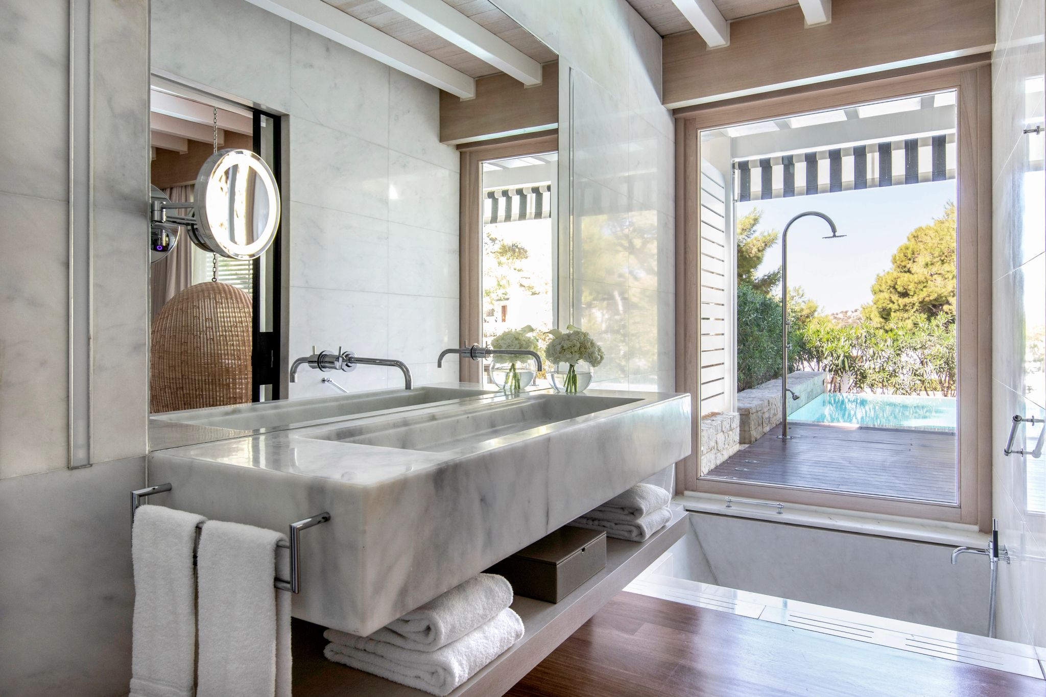 Garden View Bungalow Suite Pool banheiro em marmore - banheiro chique - pia dupla