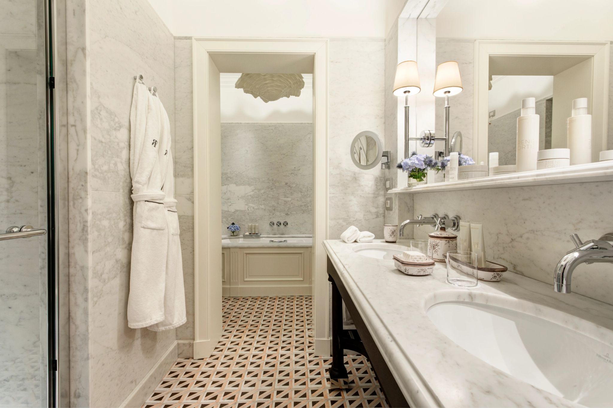 George V Suite pia dupla - banheiro em marmore - banheira de imersao - banheiro amplo