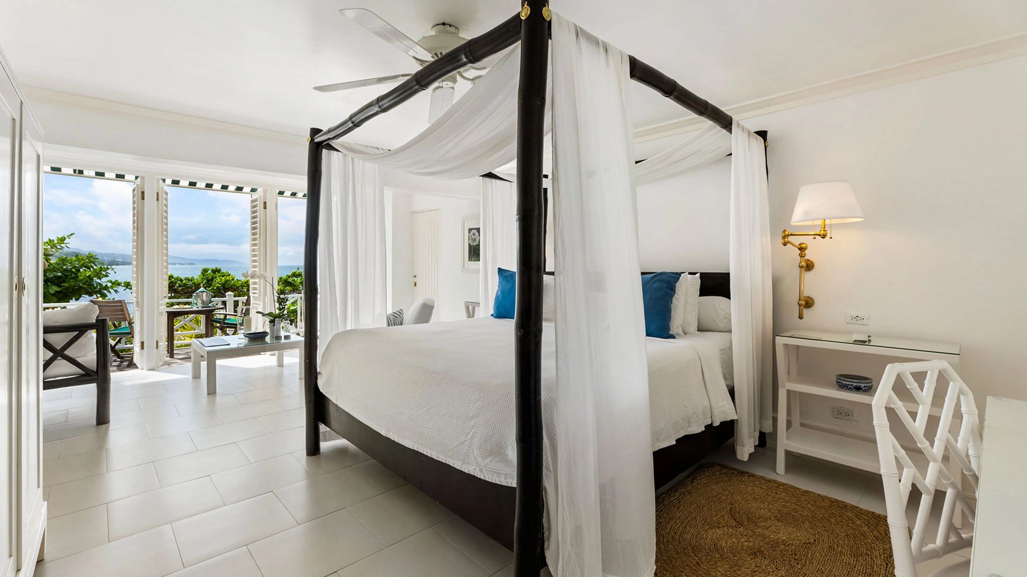 Premium Oceanfront Balcony King  cama de dossel - quatro king - quarto casal