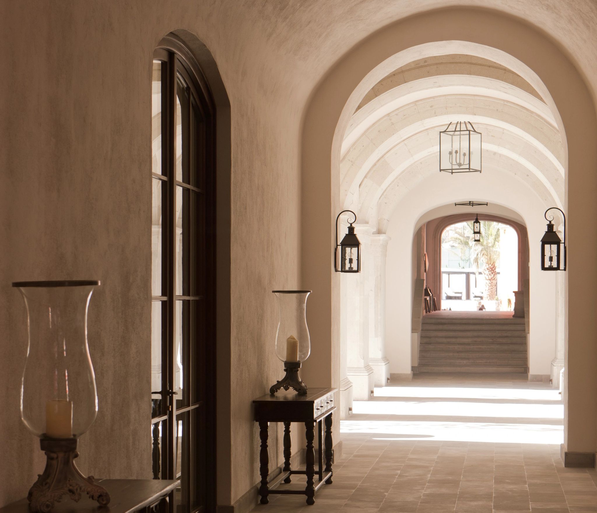 corredor com arcos e luz natural - hotel de luxo mexico - estilo tradicional