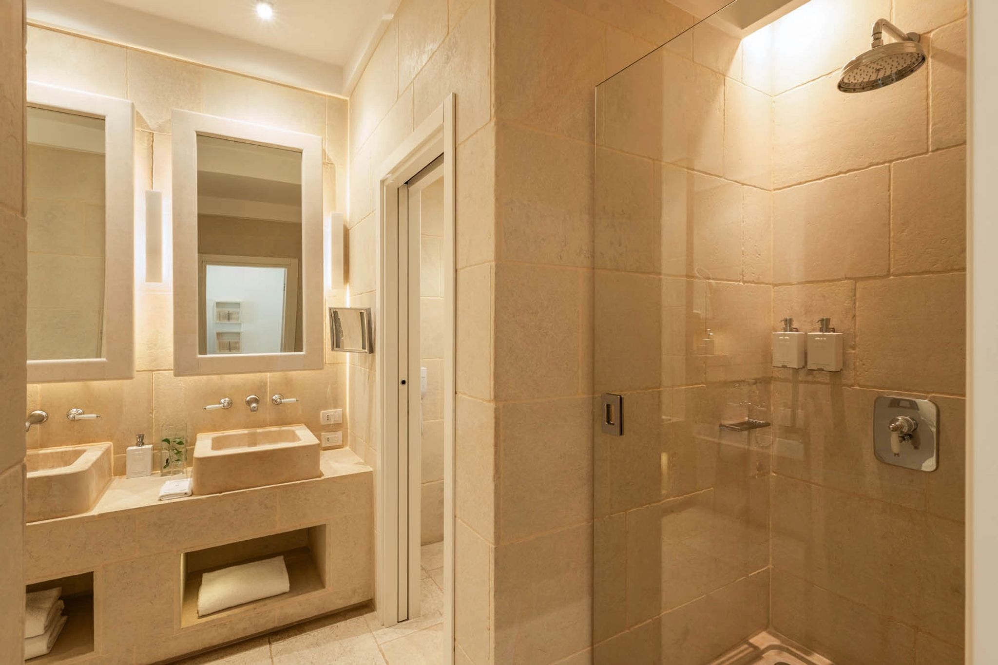 La Corte Bella banheiro amplo – banho premium – pia dupla