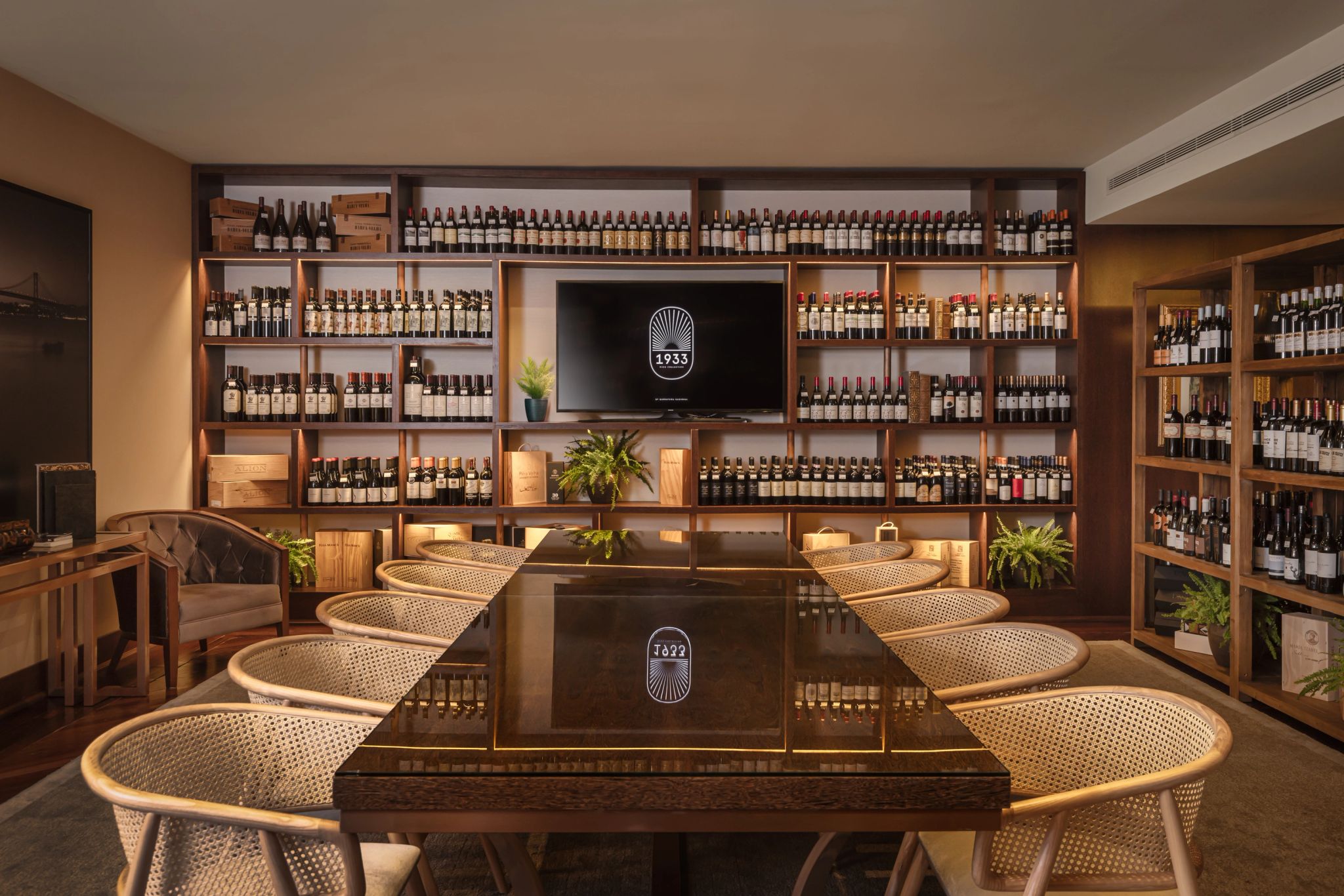 Wine & Spirits Collection ambiente sofisticado do wine spirits collection em hotel de luxo em lisboa com garrafas e luz suave