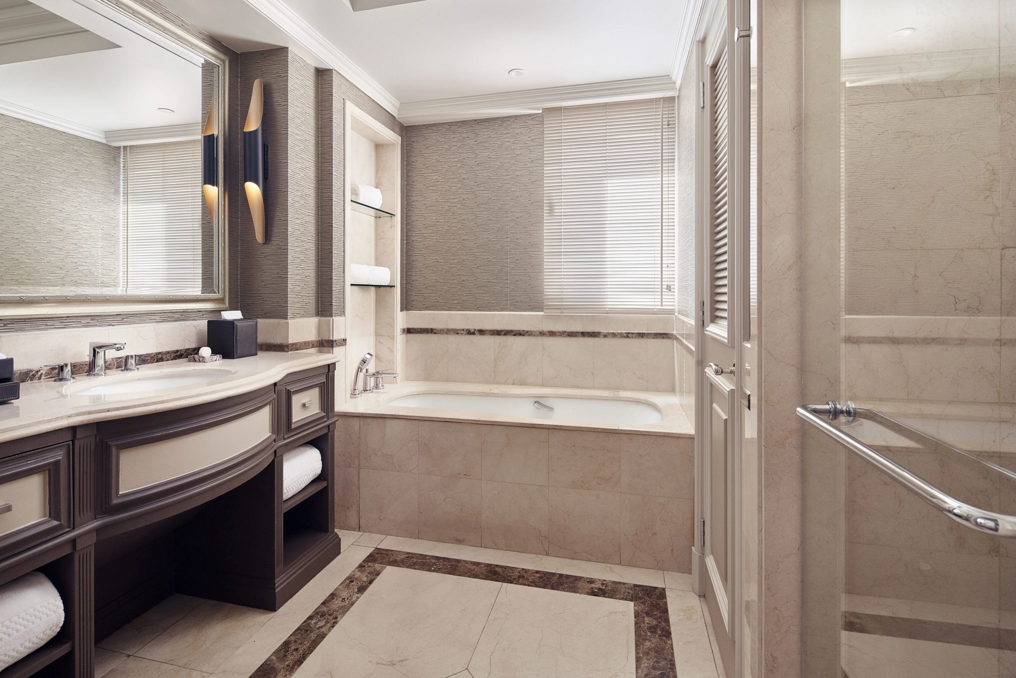 banheira de mármore - móvel de madeira – pia de mármore