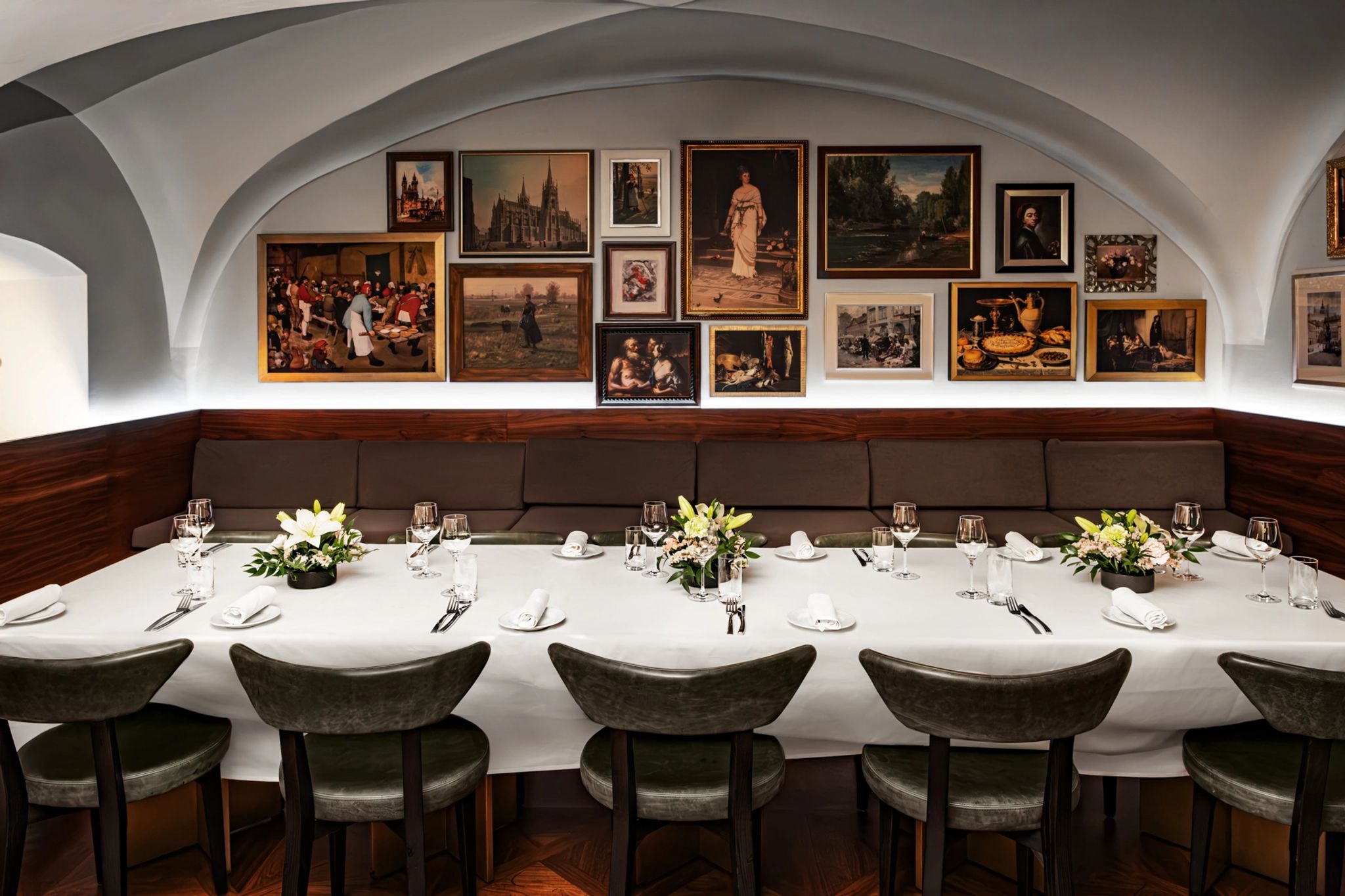 Monastiq Restaurant decoraçao classica – jantar privativo – quadros antigos