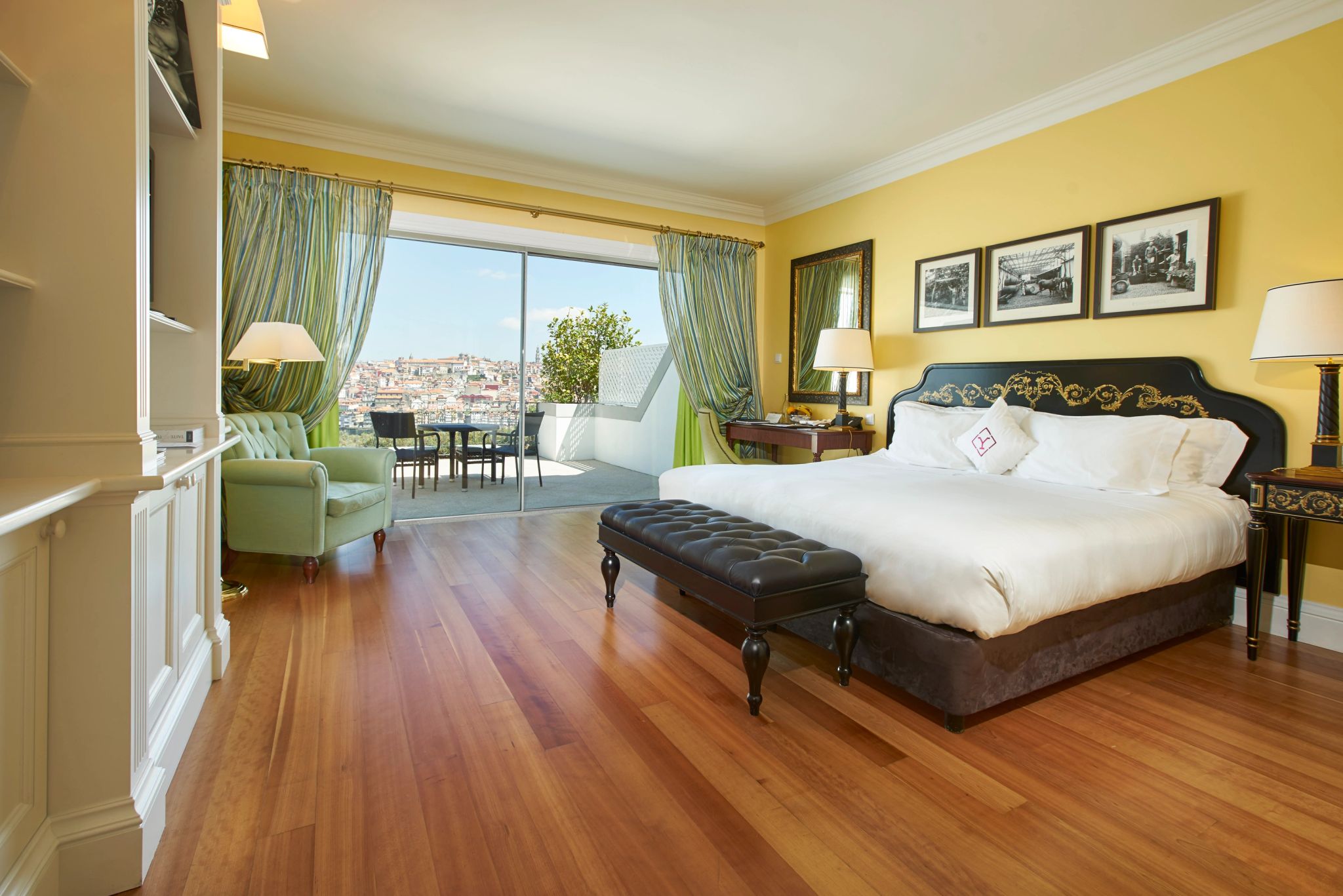 Superior quarto com varanda – cama king - decoraçao classica