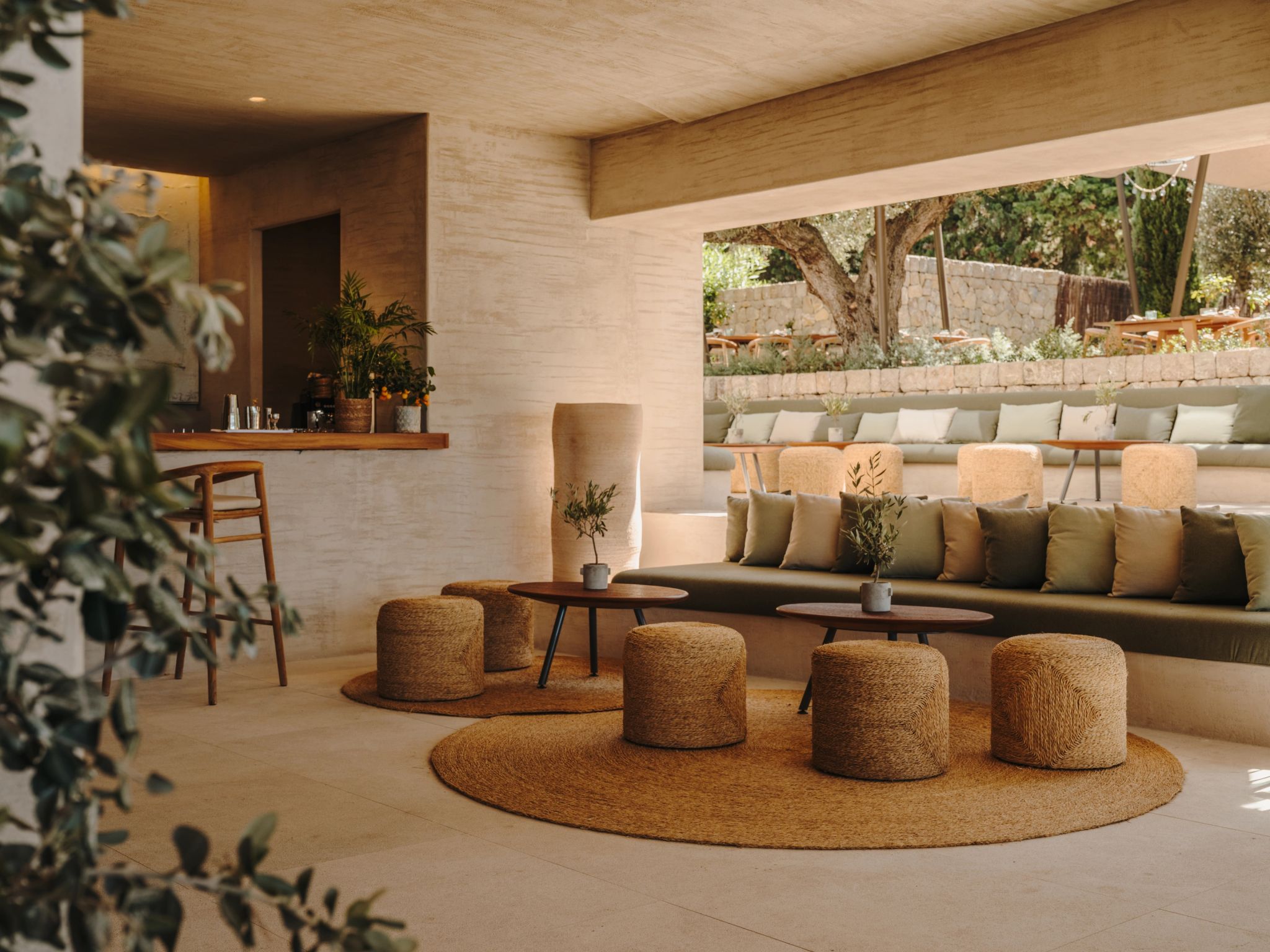 Llum i Sal area de estar na areia - sofas claros - decoracao natural madeira