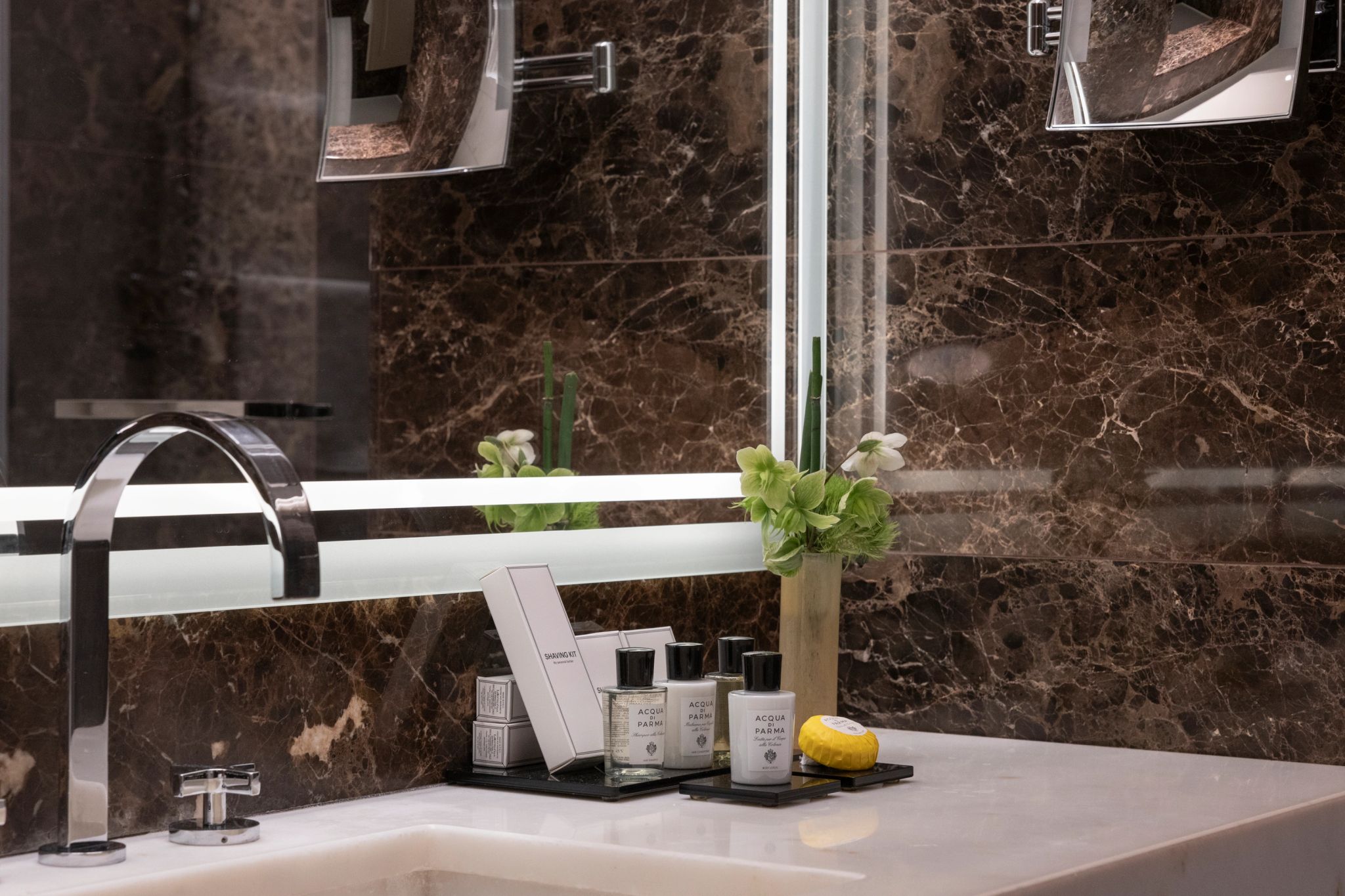 banheiro em marmore - produtos de luxo - amenidades de hotel