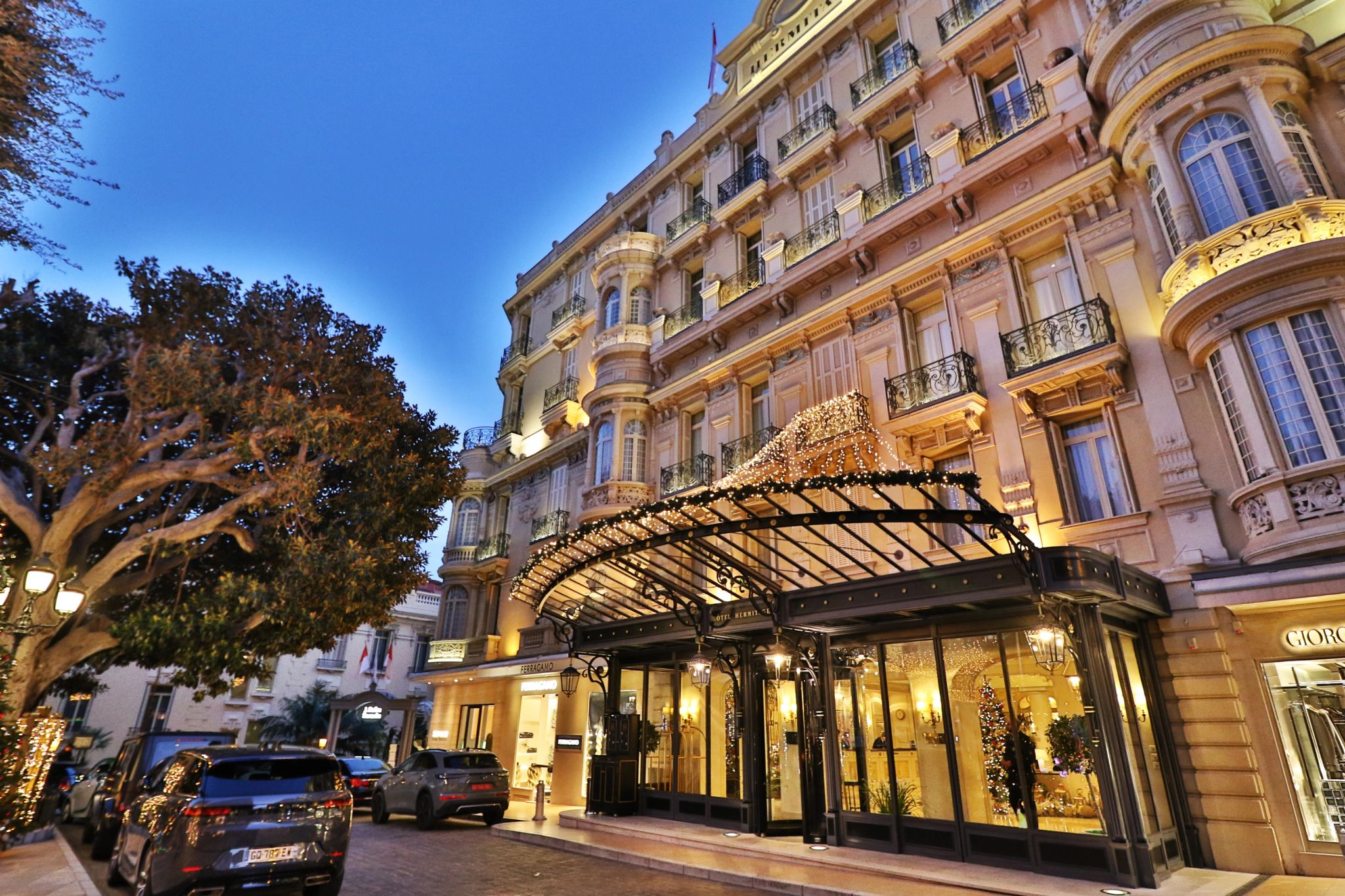 entrada do hotel - hotel bem localizado - hotel historico - arquitetura classica - hotel de luxo