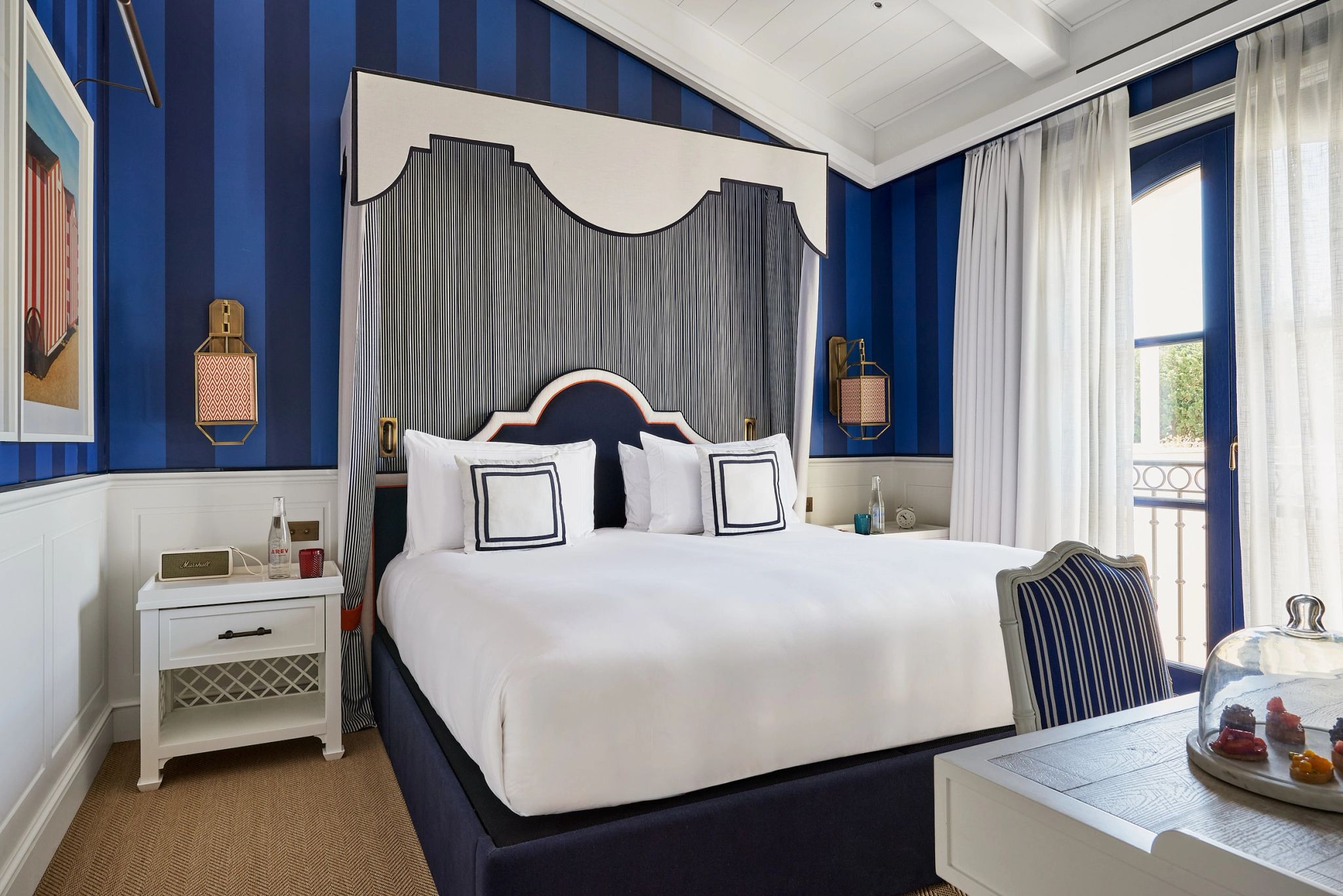 Classic Garden View cama king size - quarto iluminado - decoracao listrada