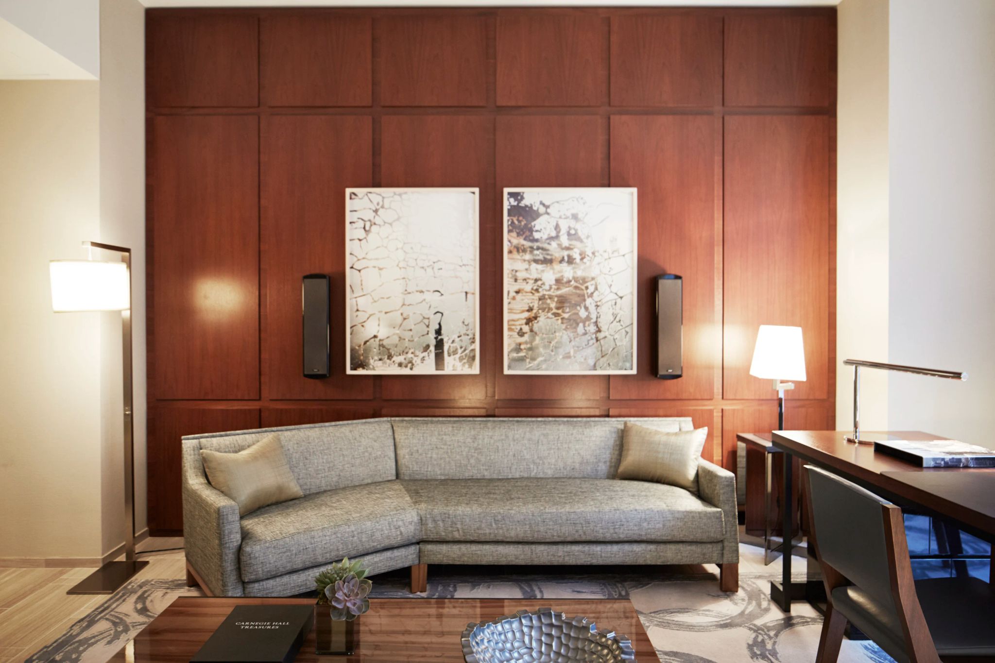 suite com sala - suite de luxo - madeira maciça - sala separada - area de trabalho