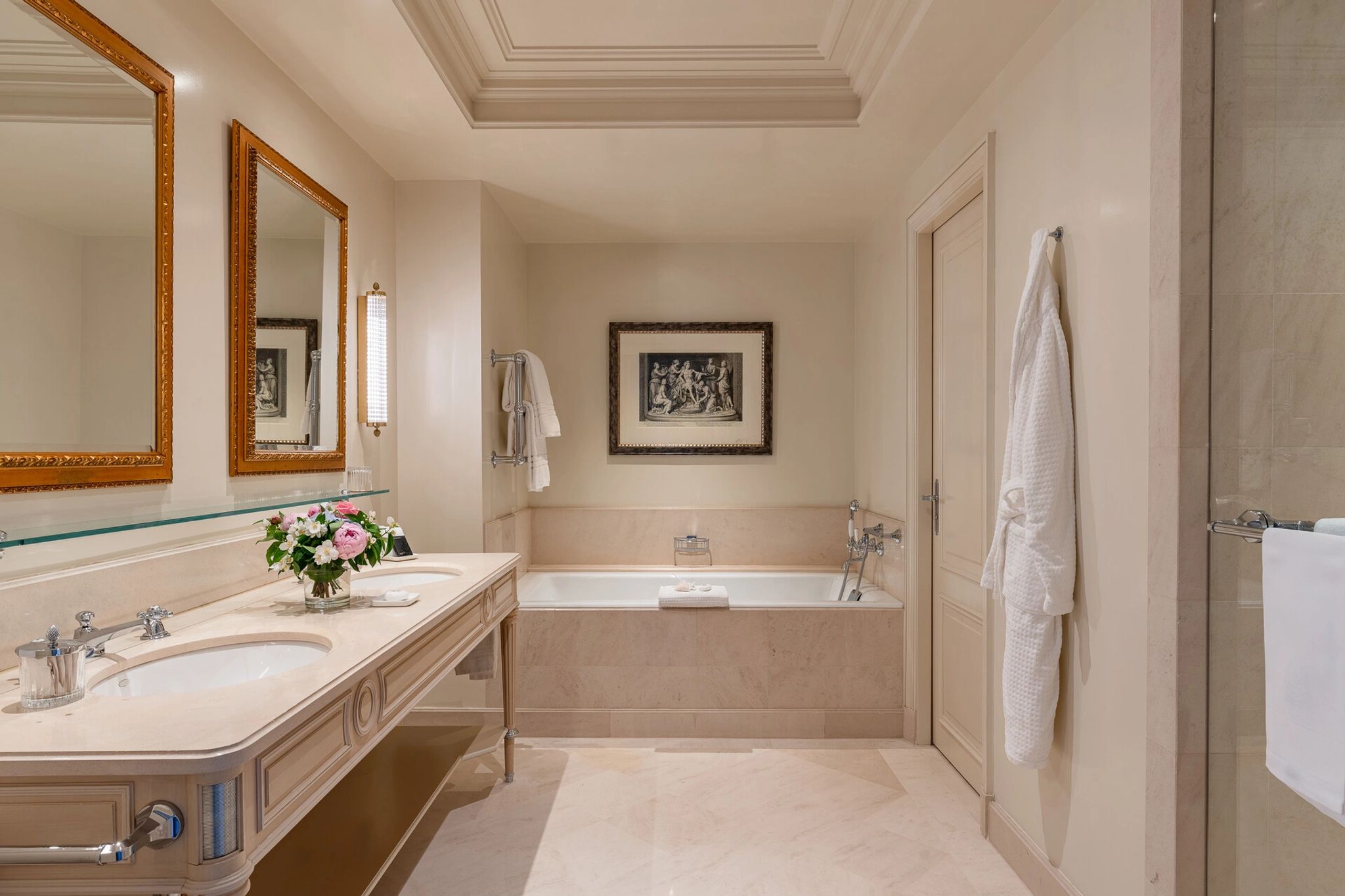 Four Seasons Executive Suite banheiro espaçoso - banheiro em marmore - banheira de imersao - pia dupla