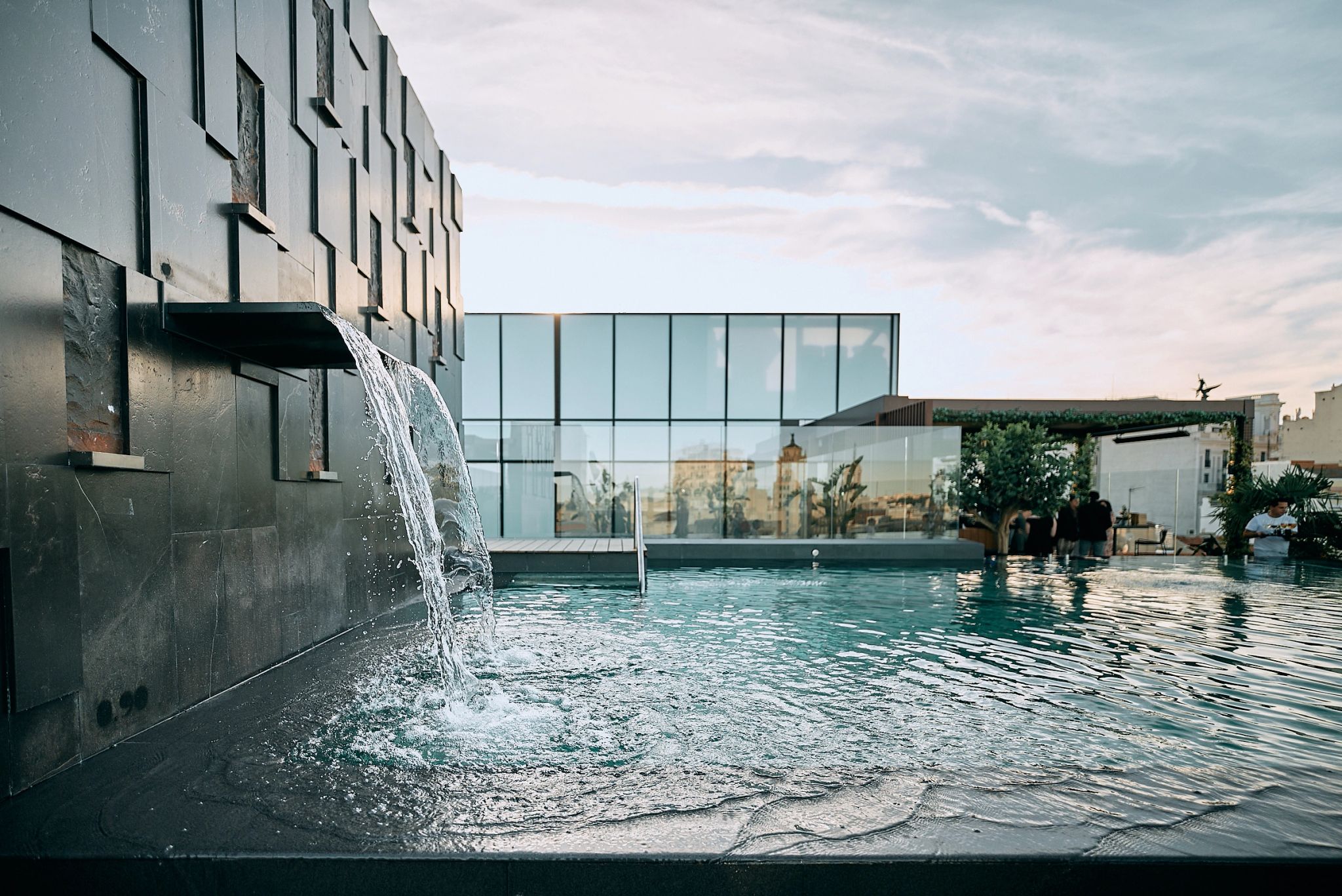Piscina Infinita piscina com cascata - vista madri - hotel lazer