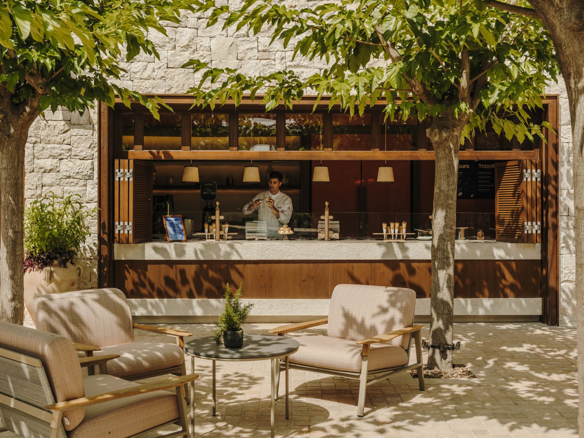 Crocant mesas postas no jardim - iluminacao de velas - ambiente romantico