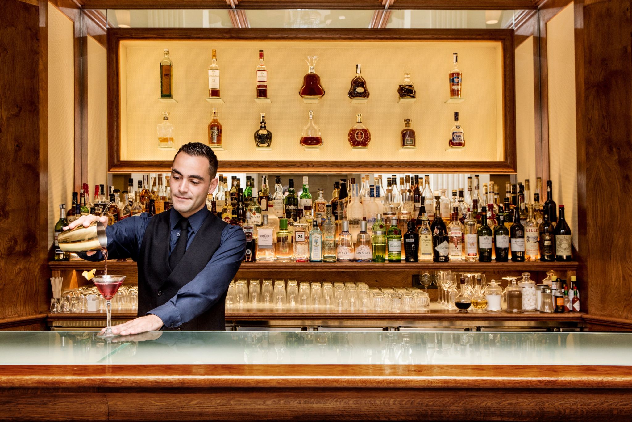El Bar del Majestic bebidas premium - vitrine de bebidas - bartender - barman