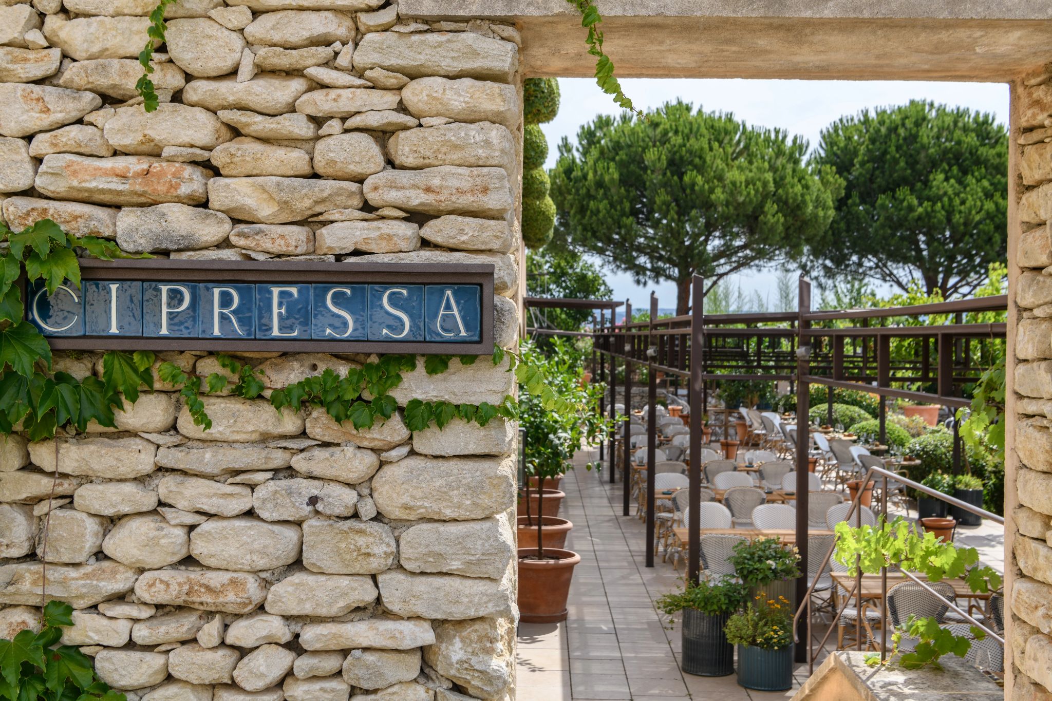 cipressa provence – restaurante com terraço - culinaria mediterranea - entrada restaurante  