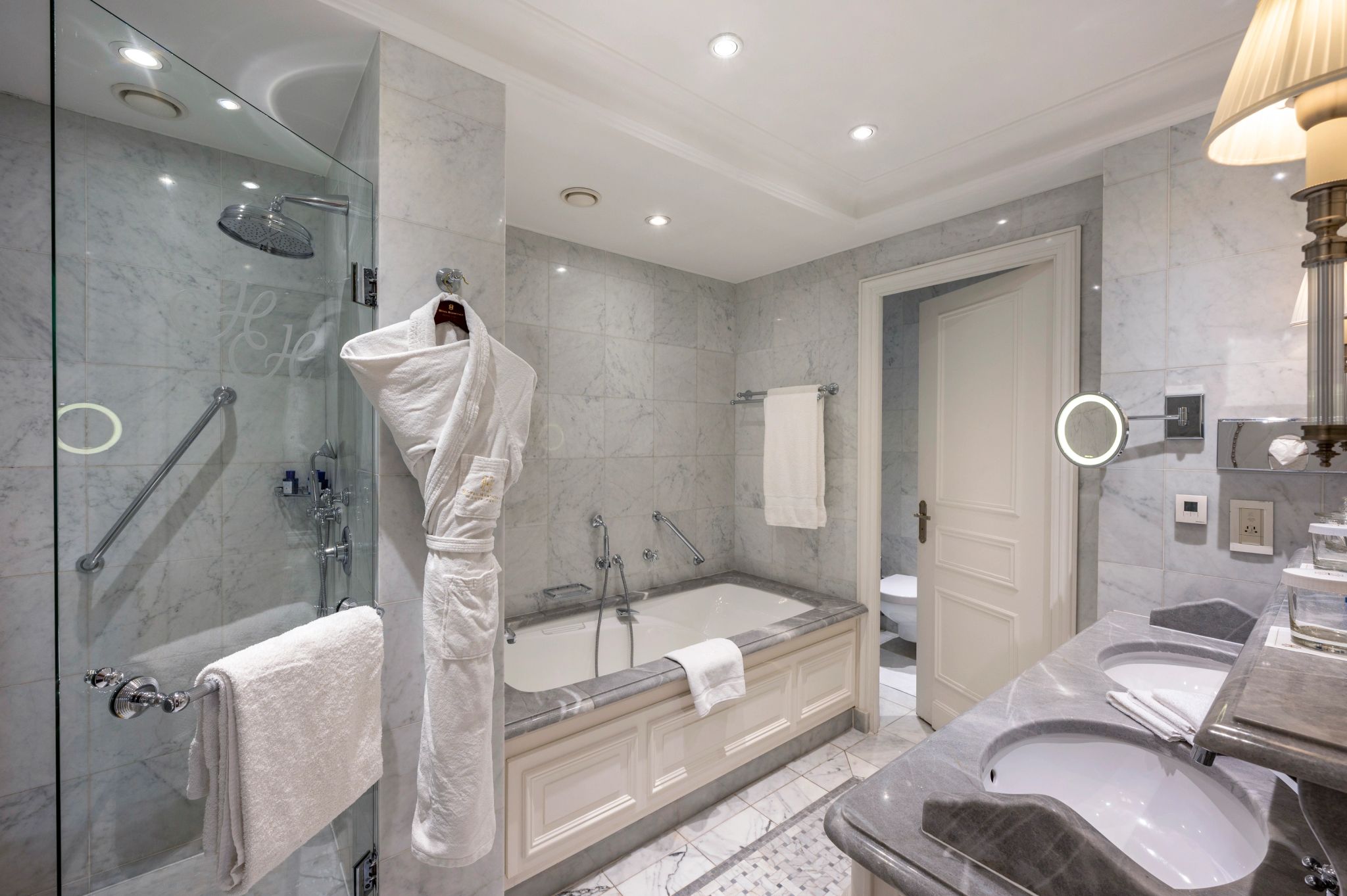 banheiro demmarmore – banheiro de luxo – banheiro com banheira - chuveiro alta pressao