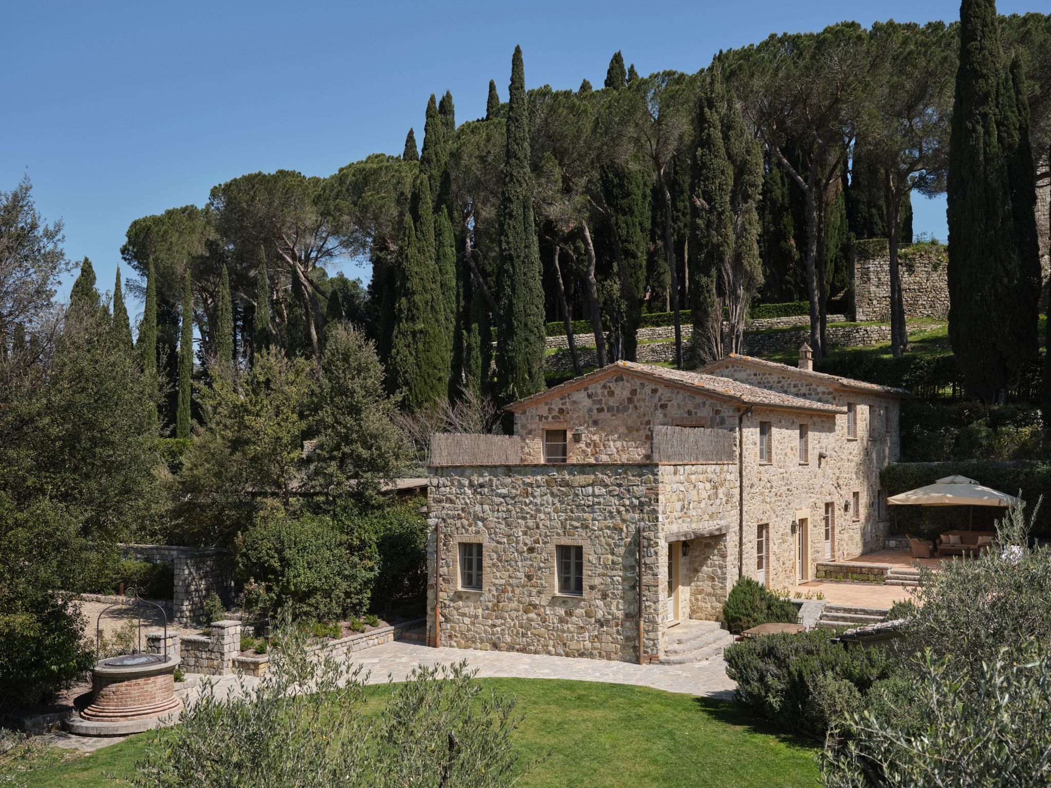 arquitetura toscana – cipreste italiano – arquitetura de pedras