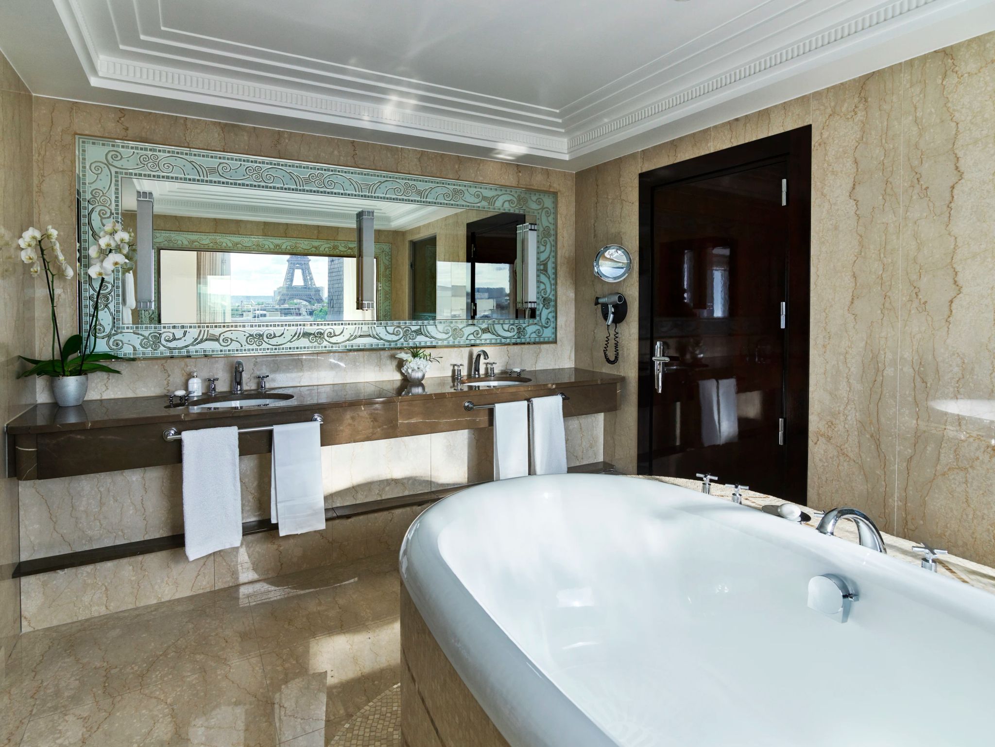 hotel plaza athenee-suite de luxo-vista torre eiffel