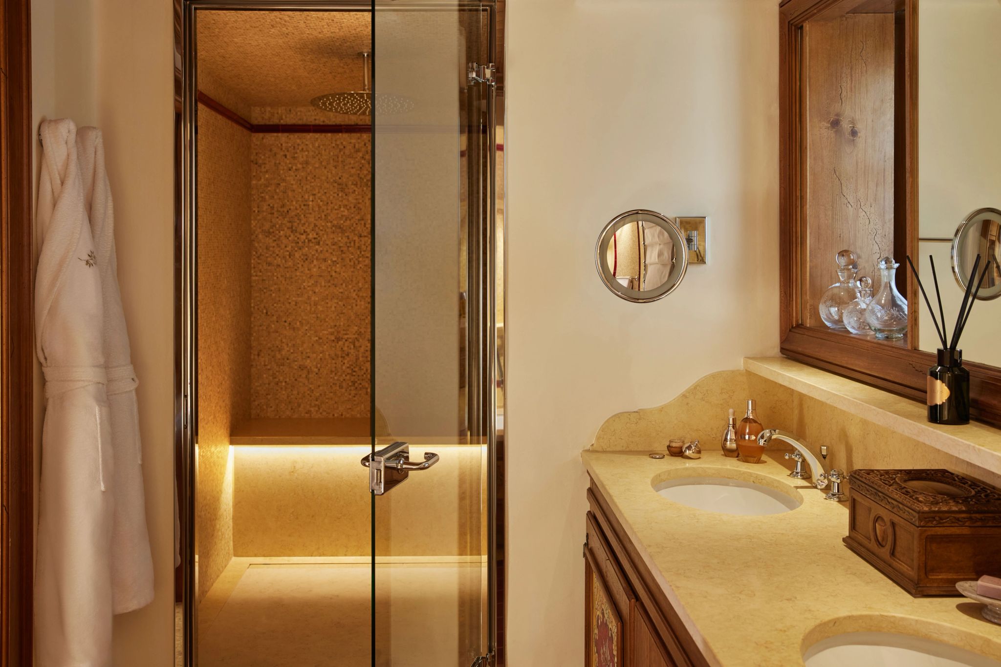 Aubépine & Cardamine Suites   pia dupla - banheiro de luxo