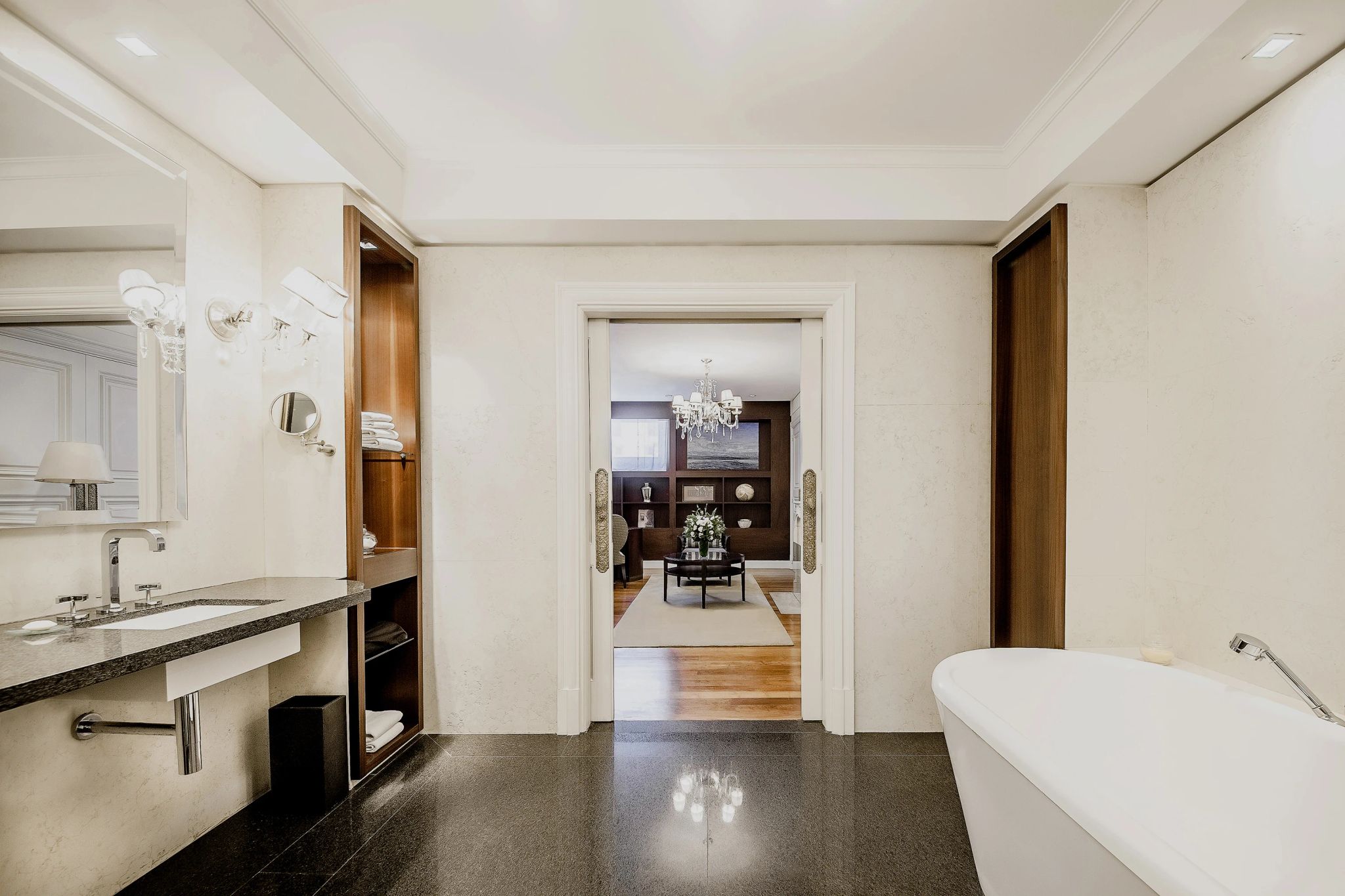 banheiro amplo - quarto no palácio com banheira