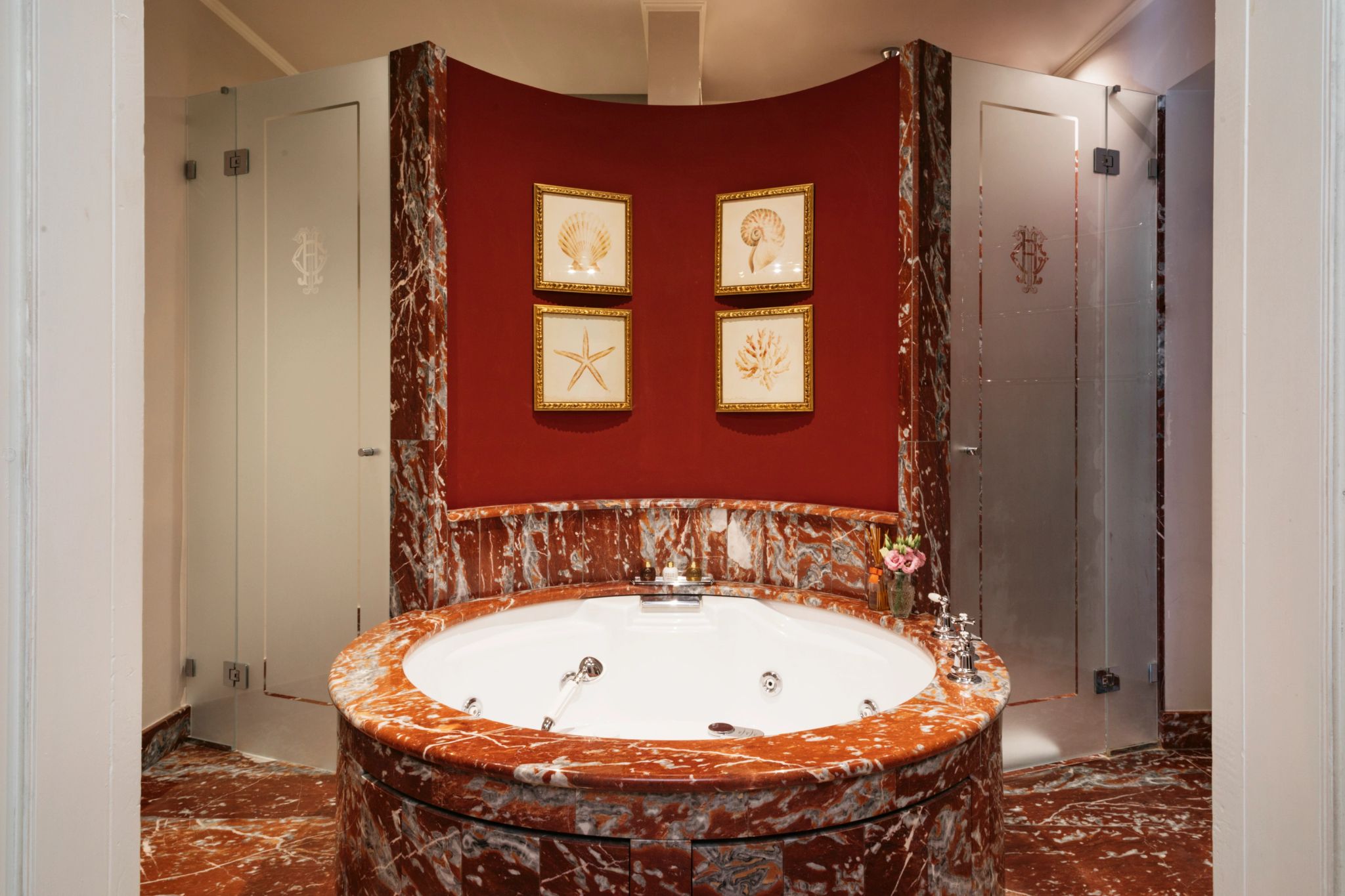 Signature Suite jacuzzi – banheiro premium – decoracao de marmore