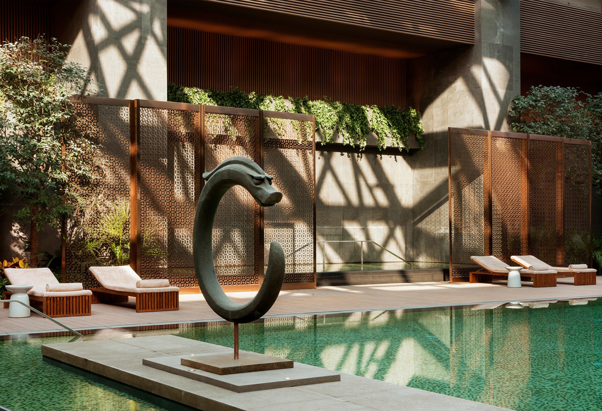 Piscina do hotel  decoraçao de luxo – piscina interna – area para relaxar