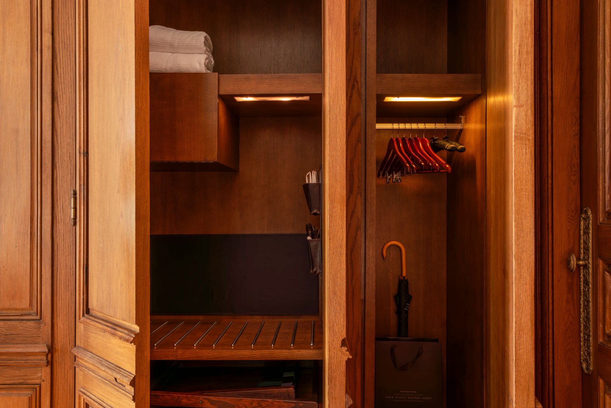 closet em madeira - closet amplo