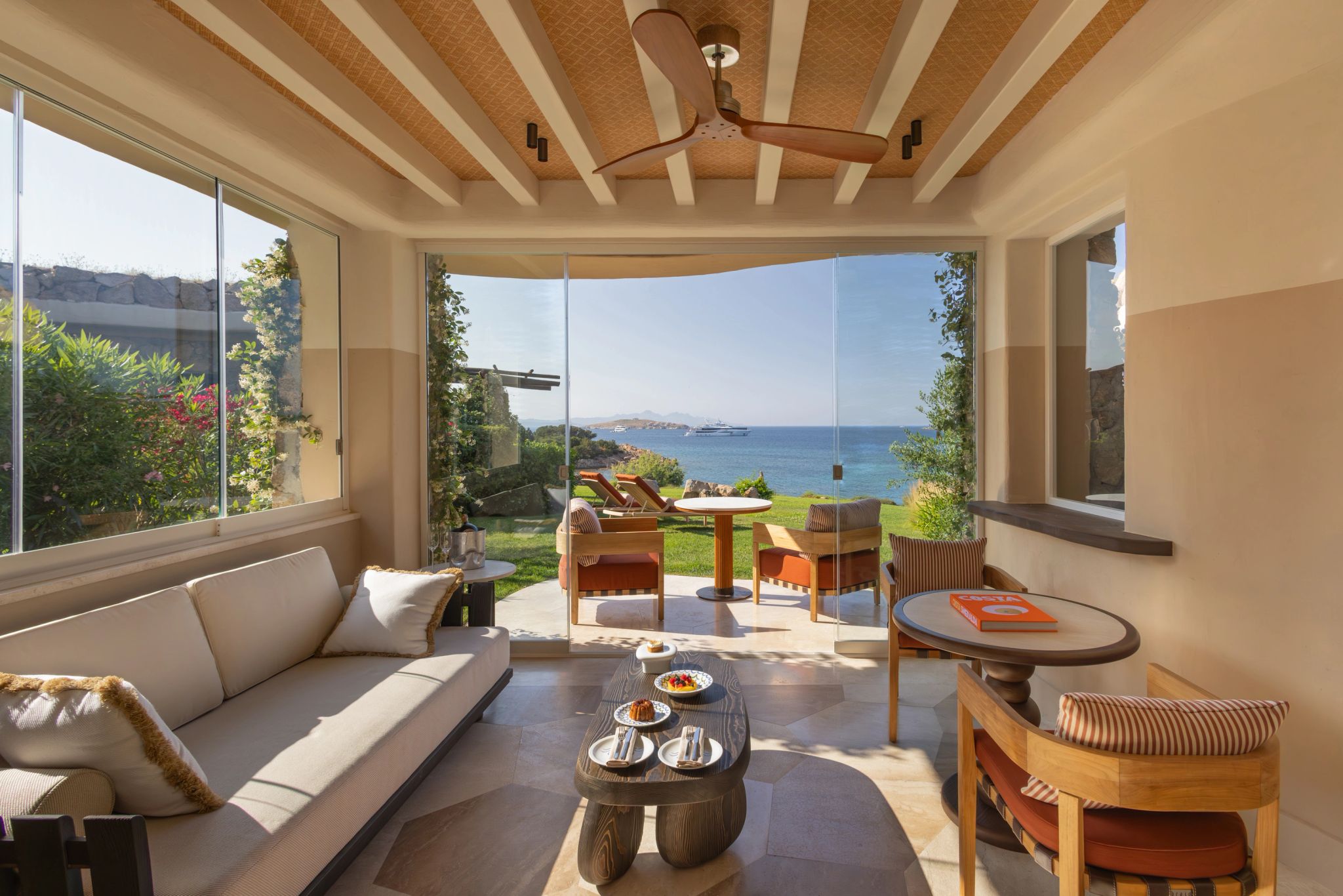 Frontline Premium sala de estar - sala vista mar - quarto com varanda