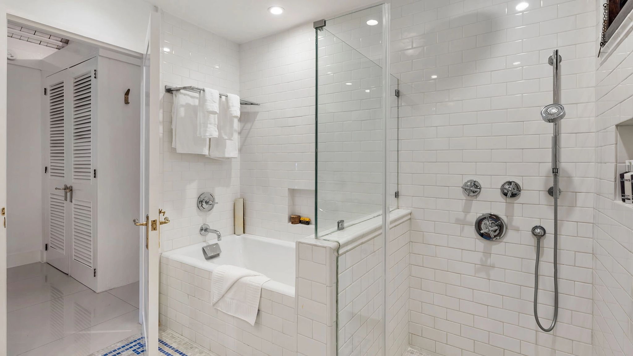 Three Bedroom Classic Villa  chuveiro alta pressao - banheira de imersao - banho premium