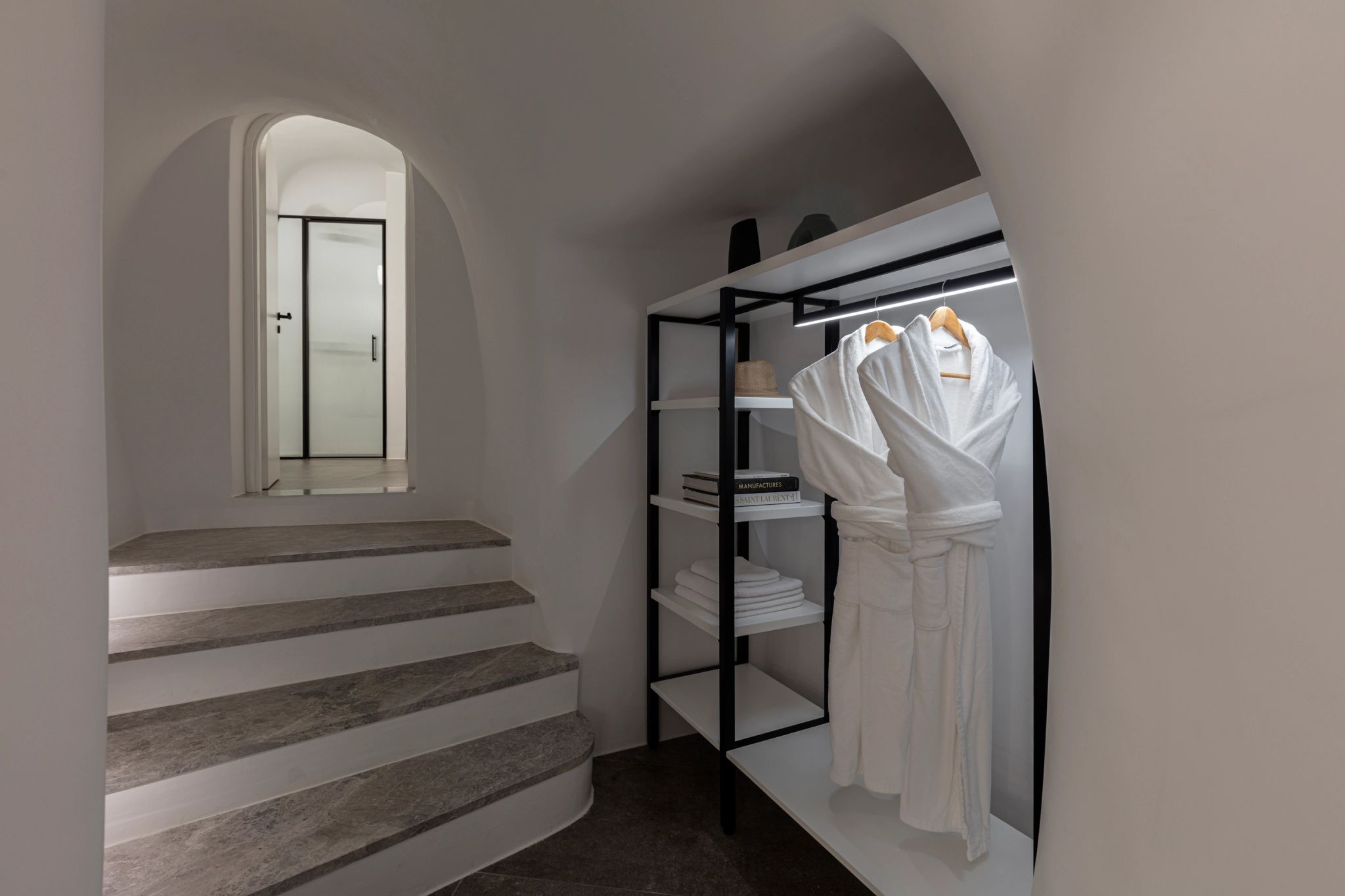 River Pool Suite suite com closet - closet moderno - closet de luxo