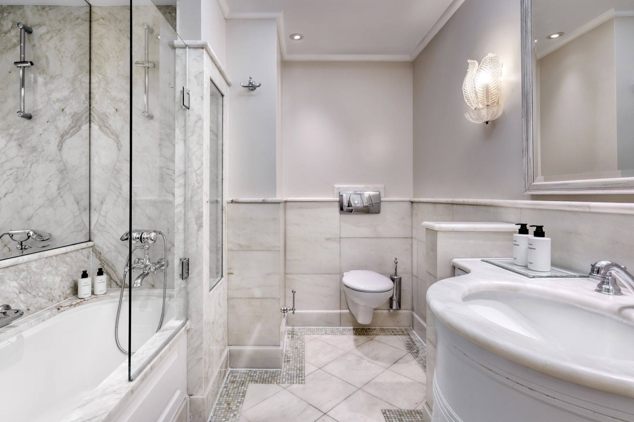 banheiro em marmore - banho premium - banho de banheira