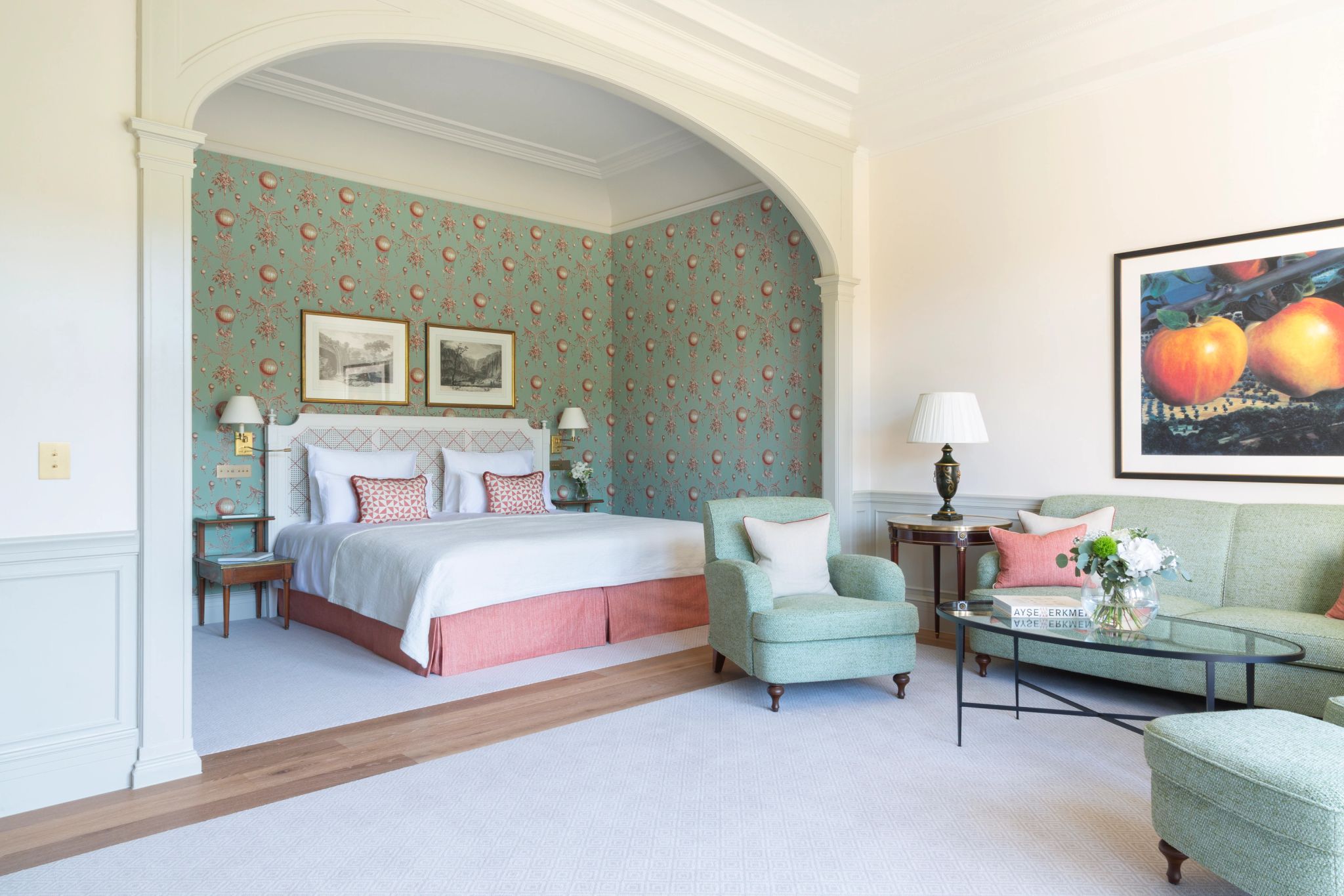 quarto espacoso com cama king e poltronas tons pasteis