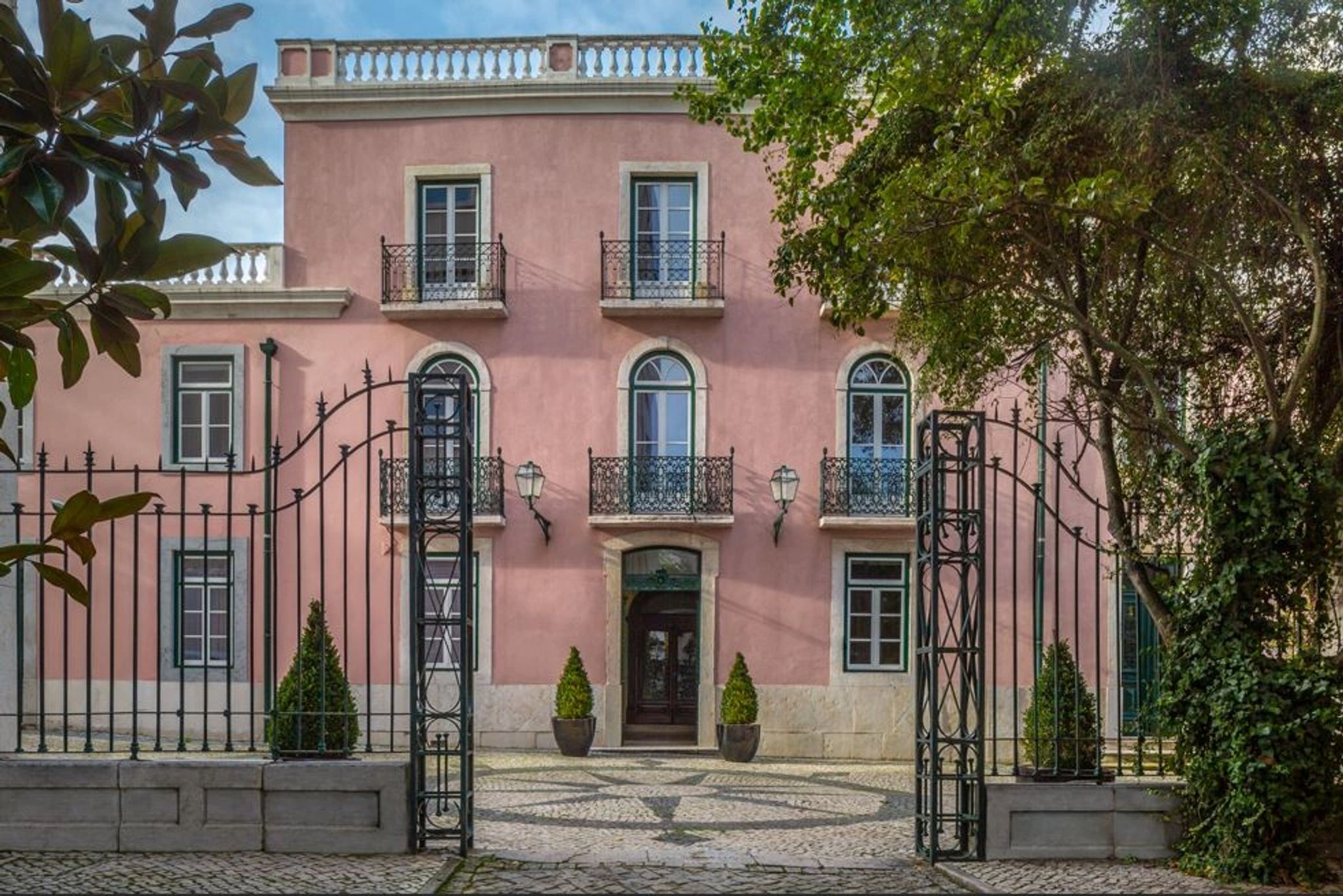 Palacete fachada restaurada de palacete historico na avenida da liberdade em lisboa com jardim e detalhes classicos