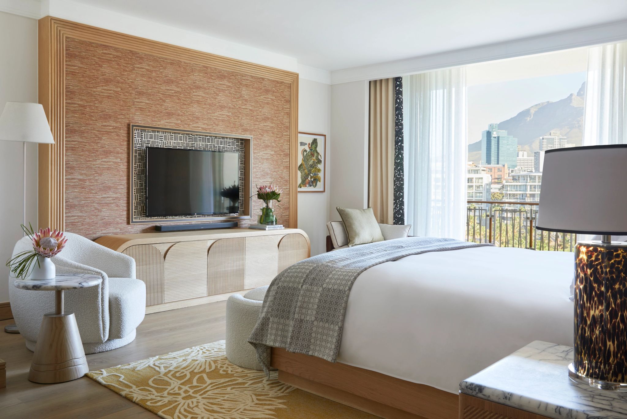 painel de madeira - tv no quarto - varanda privativa - suite de luxo