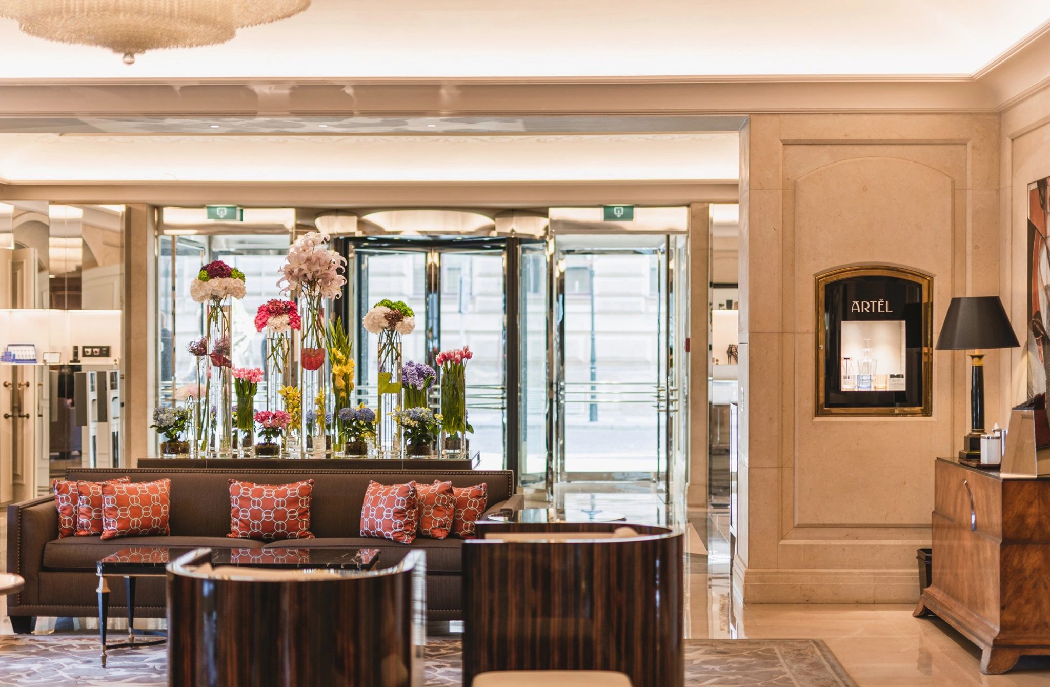 restaurante interno do four seasons hotel prague com ambiente refinado