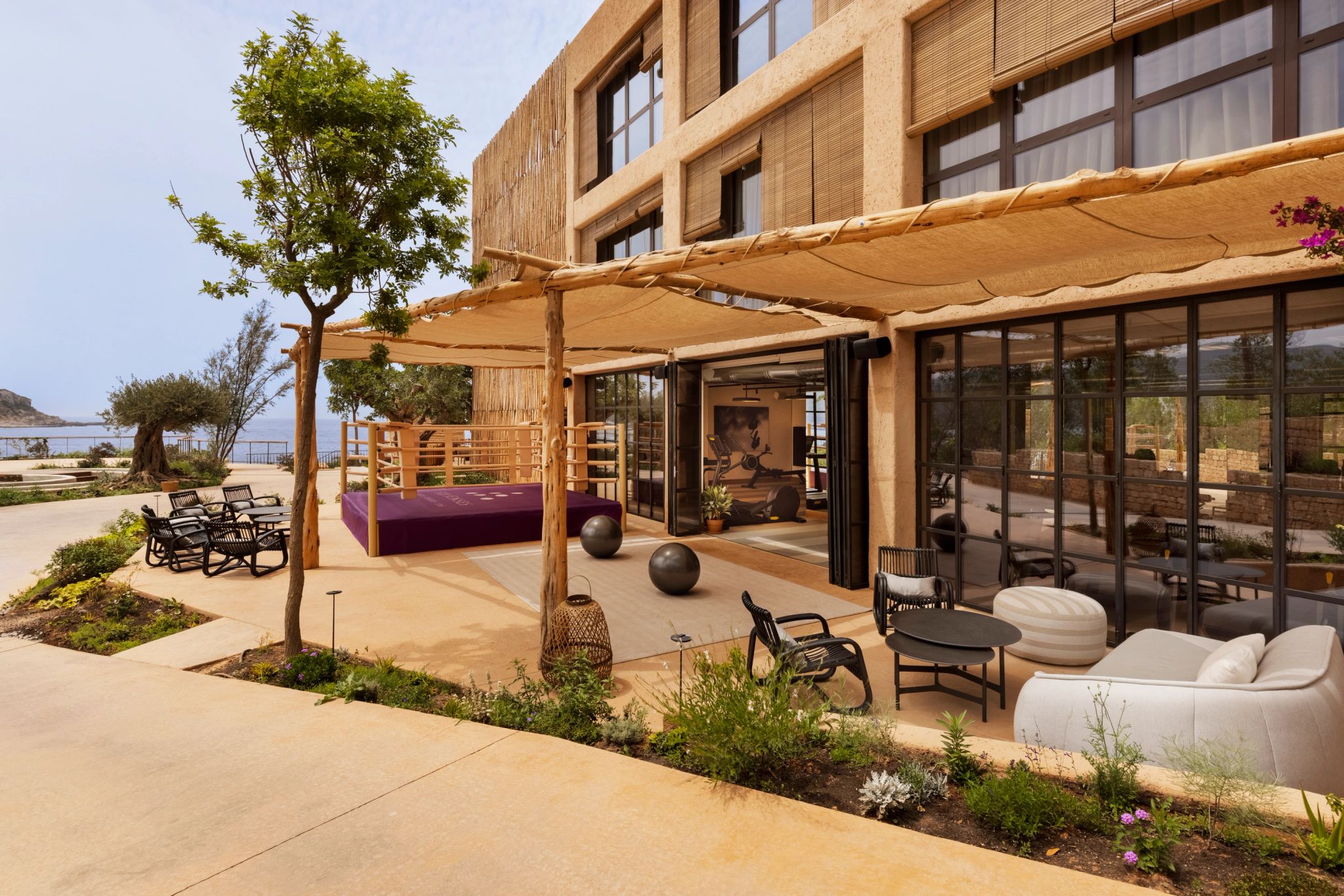 Academia espaco funcional ao ar livre - gramado e plantas - equipamentos