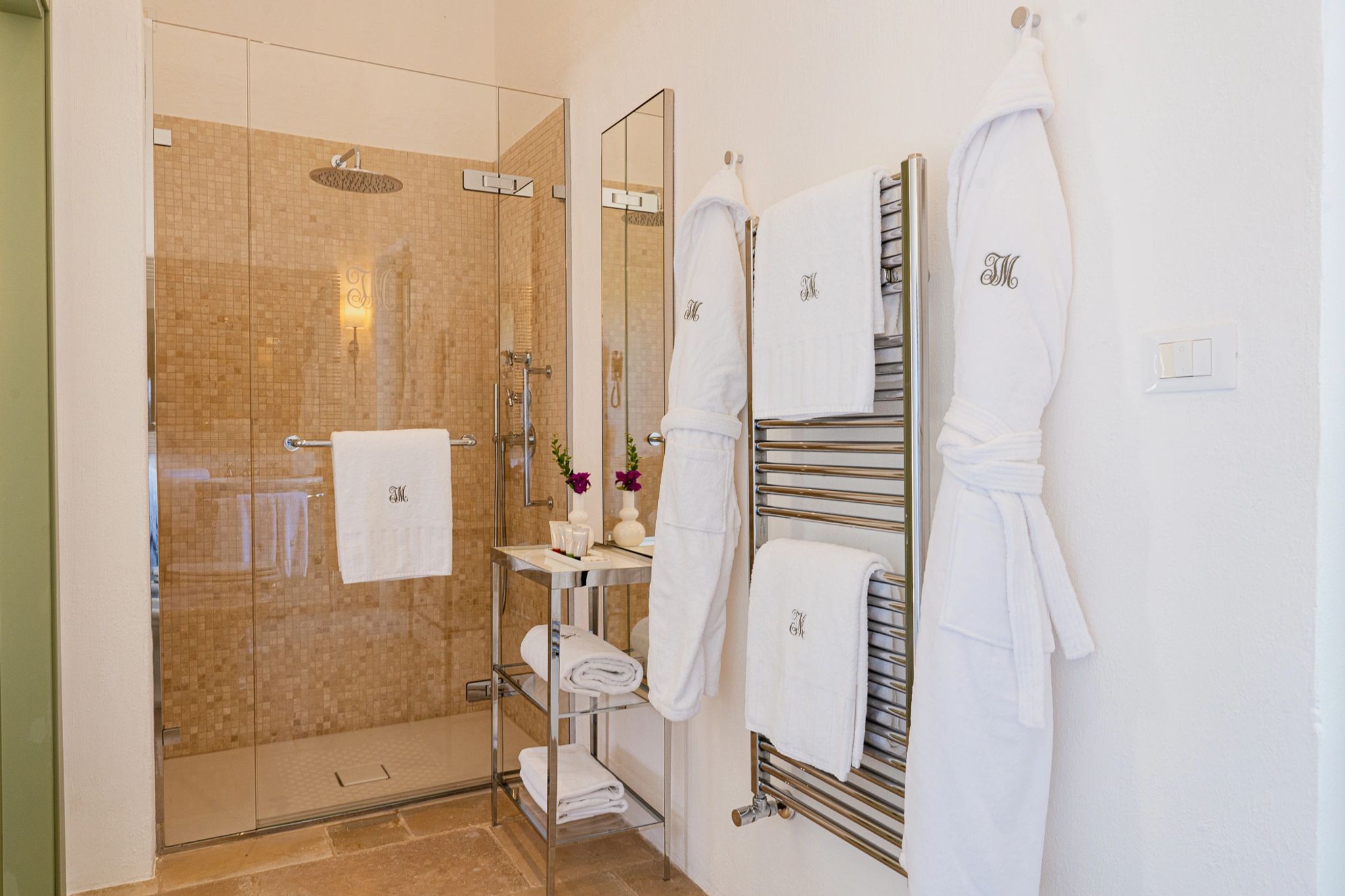 Superior Room chuveiro alta pressao - banheiro moderno - banheiro amplo - banheiro de luxo -banheiro em marmore