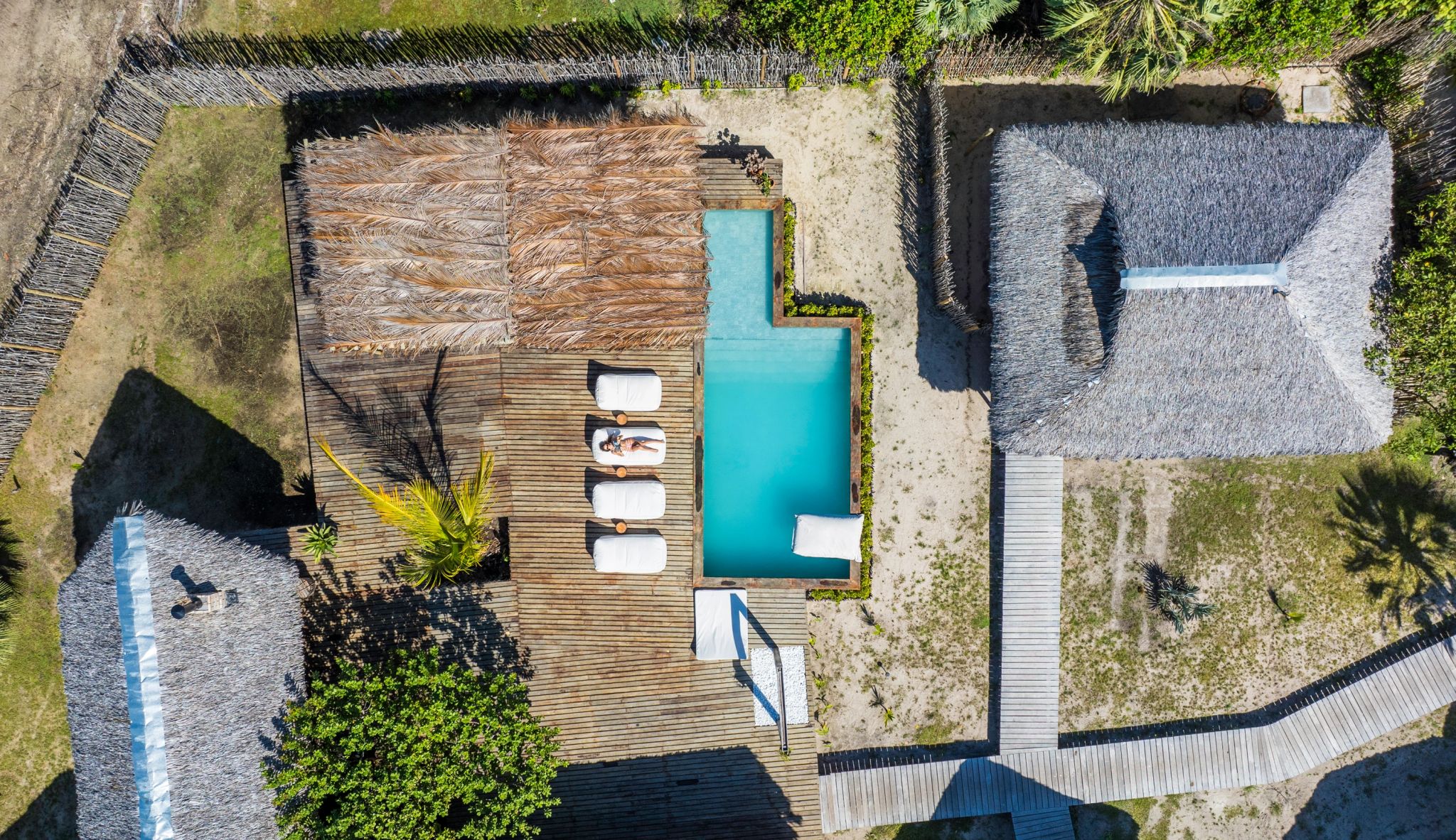 piscina externa - piscina ao ar livre - banho de sol