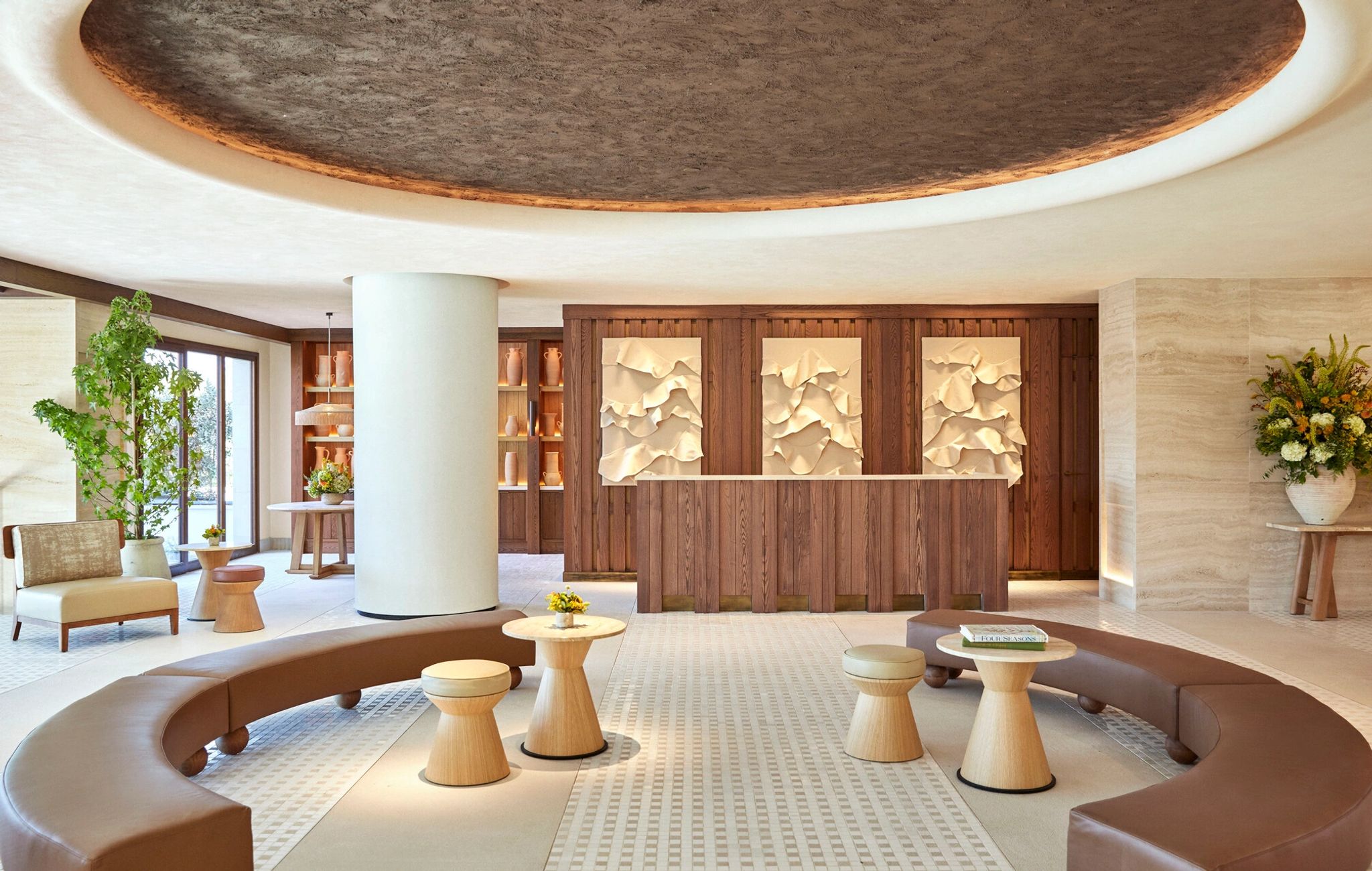 recepcao com design contemporaneo e detalhes em madeira - hotel de luxo em formentor