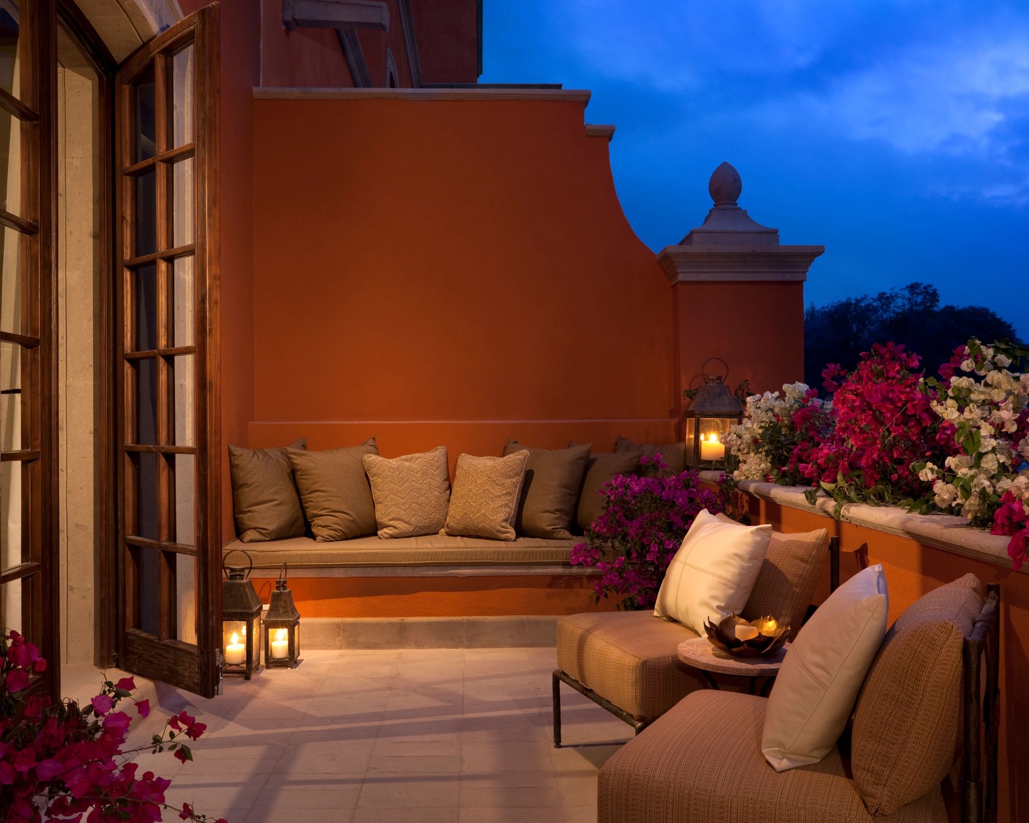varanda ampla com sofás - por do sol sobre san miguel - resort cinco estrelas