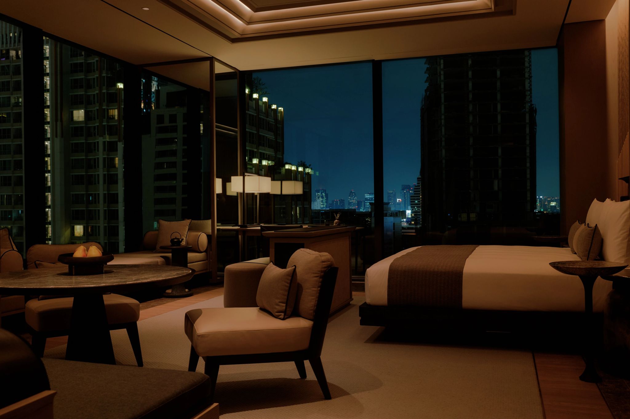 Corner Suite cama king - suite vista bangkok - suite moderna