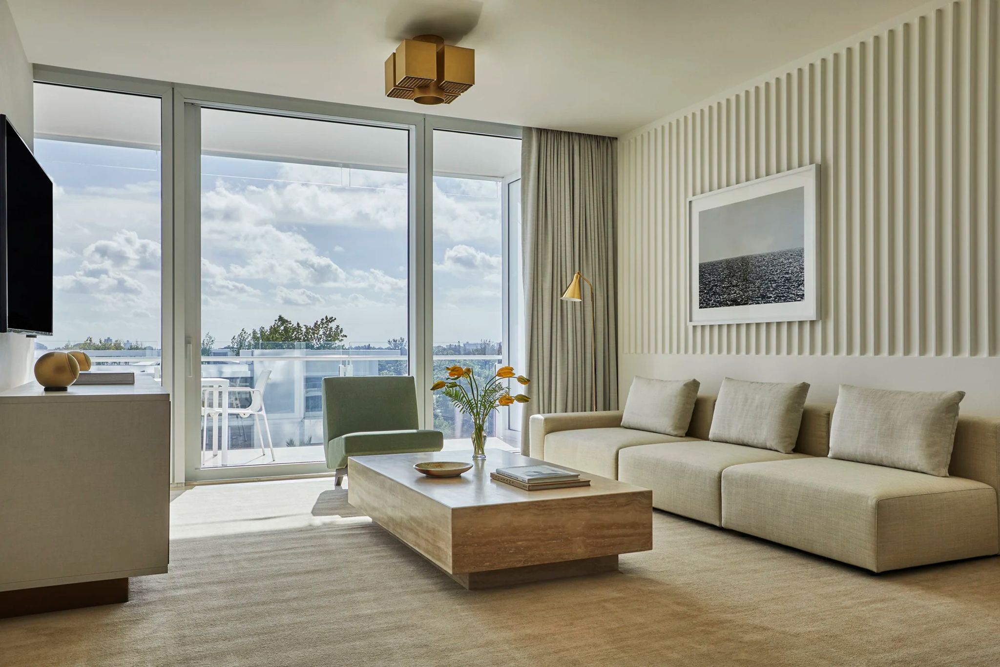 sala moderna - suite com sala - suite iluminada - janelas amplas