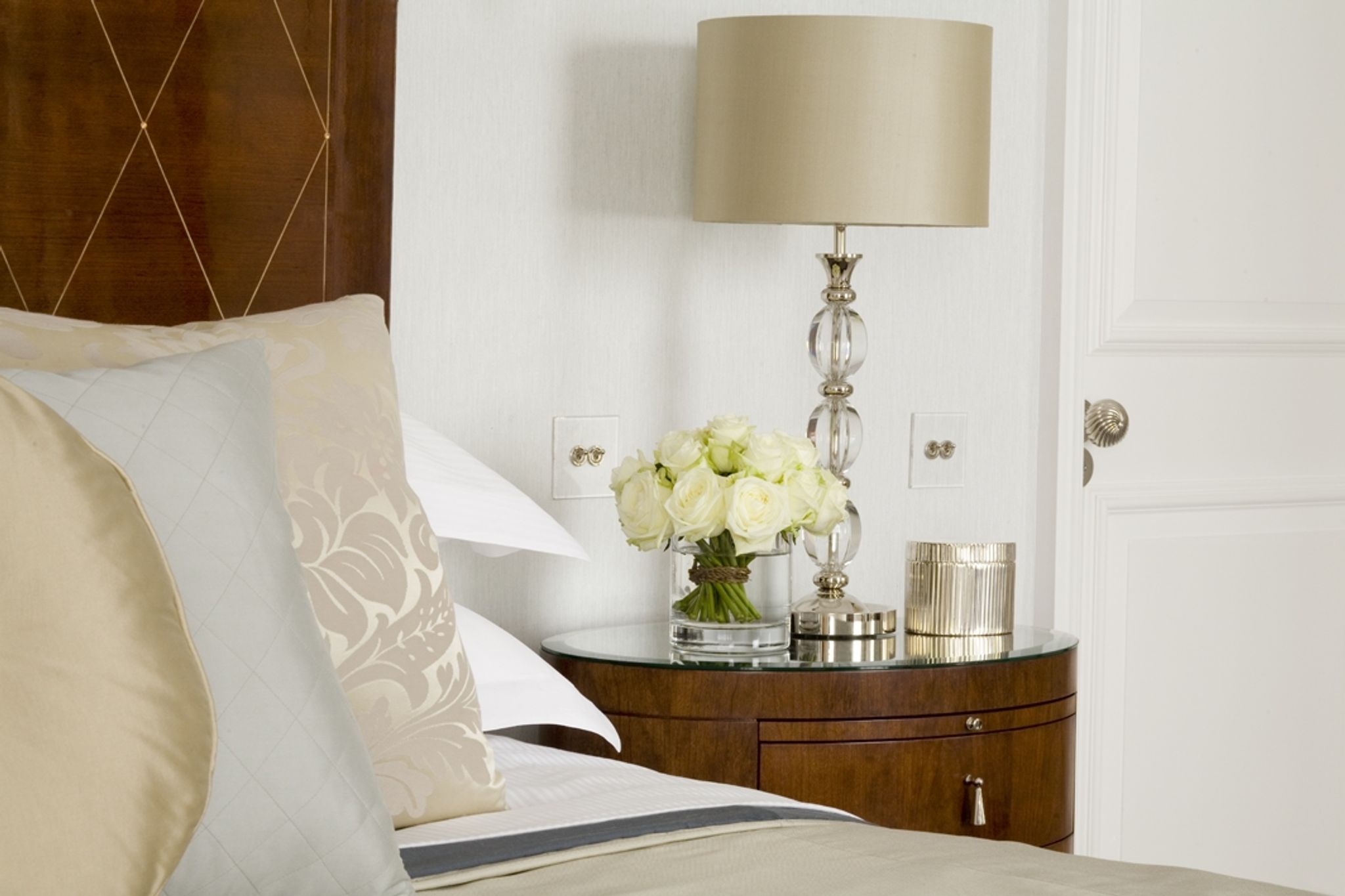 almofadas decorativas – mesa de cabeceira – abajur de mesa