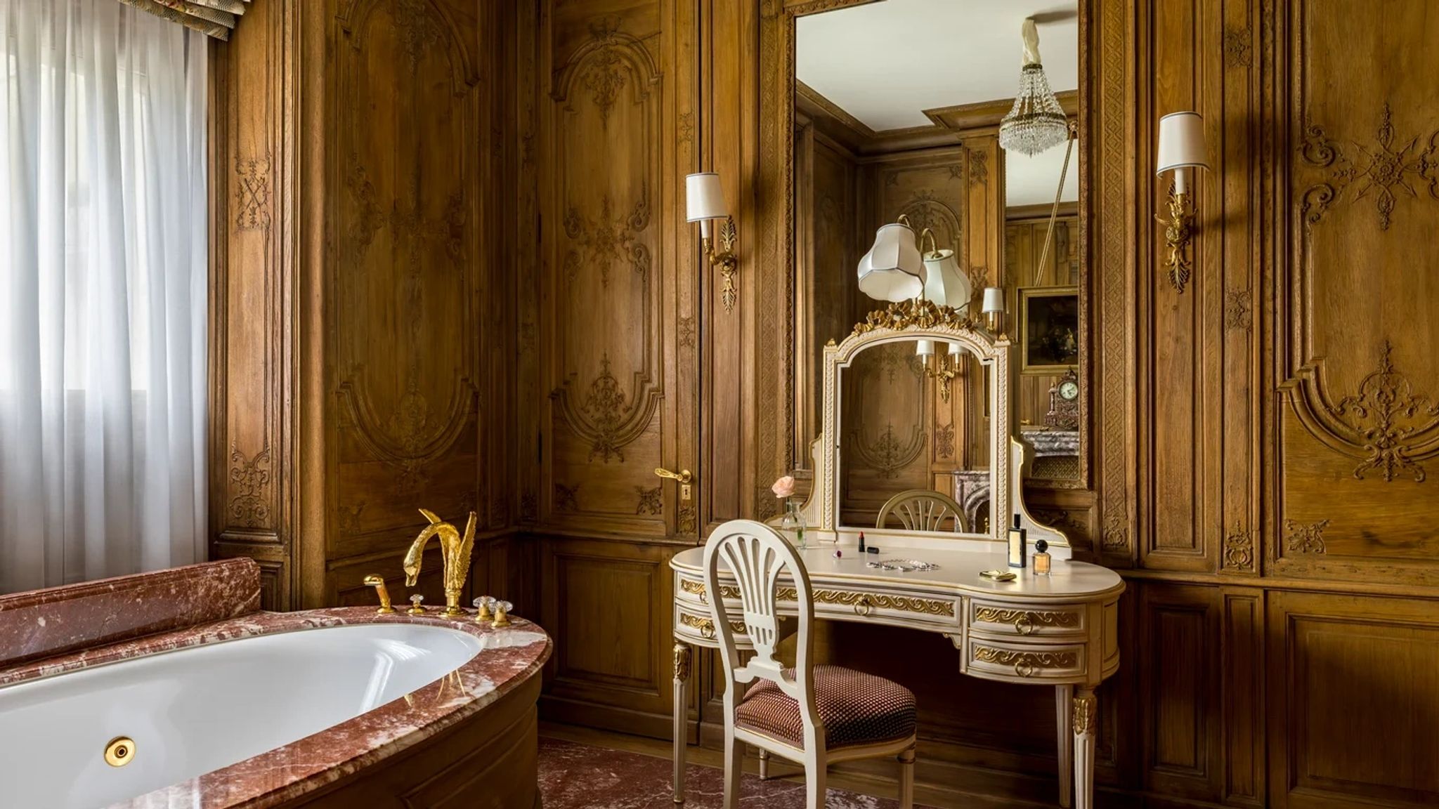 Suite Impériale metais ouro 24 quilates - detalhes dourados banheiro - banheiro ritz paris